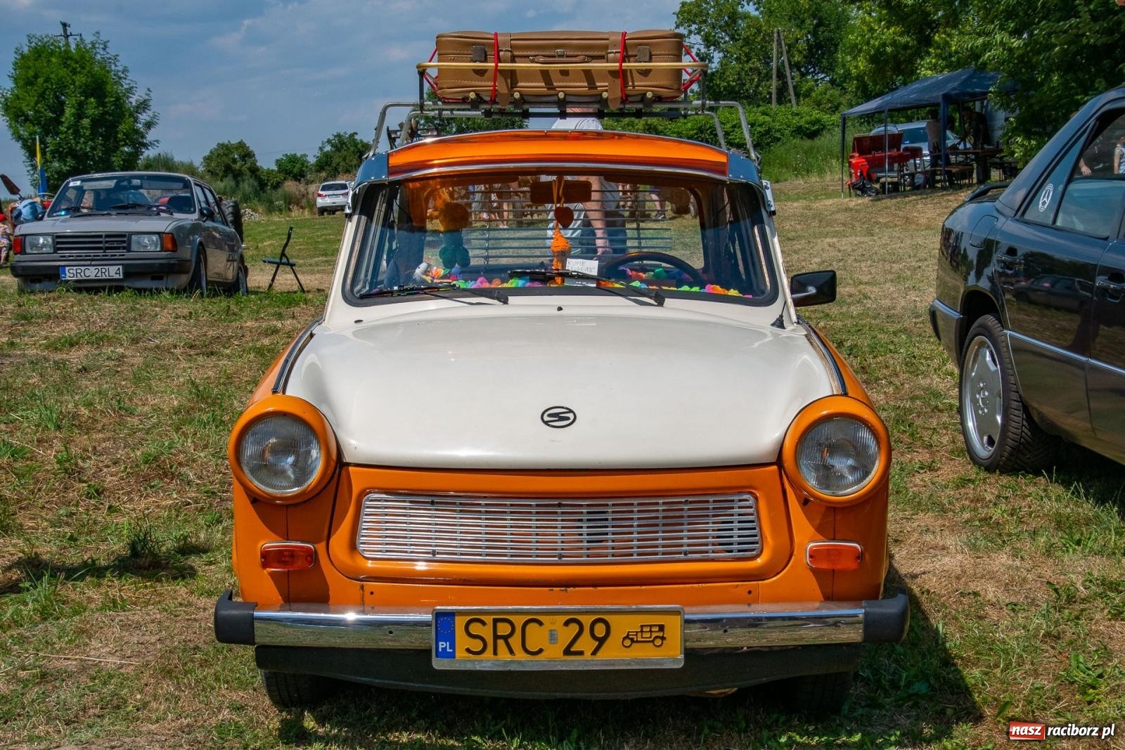 Zdjęcie w galerii na portalu naszraciborz.pl: Historyczne pojazdy w historycznym miejscu. Zlot Pojazdów Zabytkowych w Sławikowie [FOTO i WIDEO] wiadomości z regionu