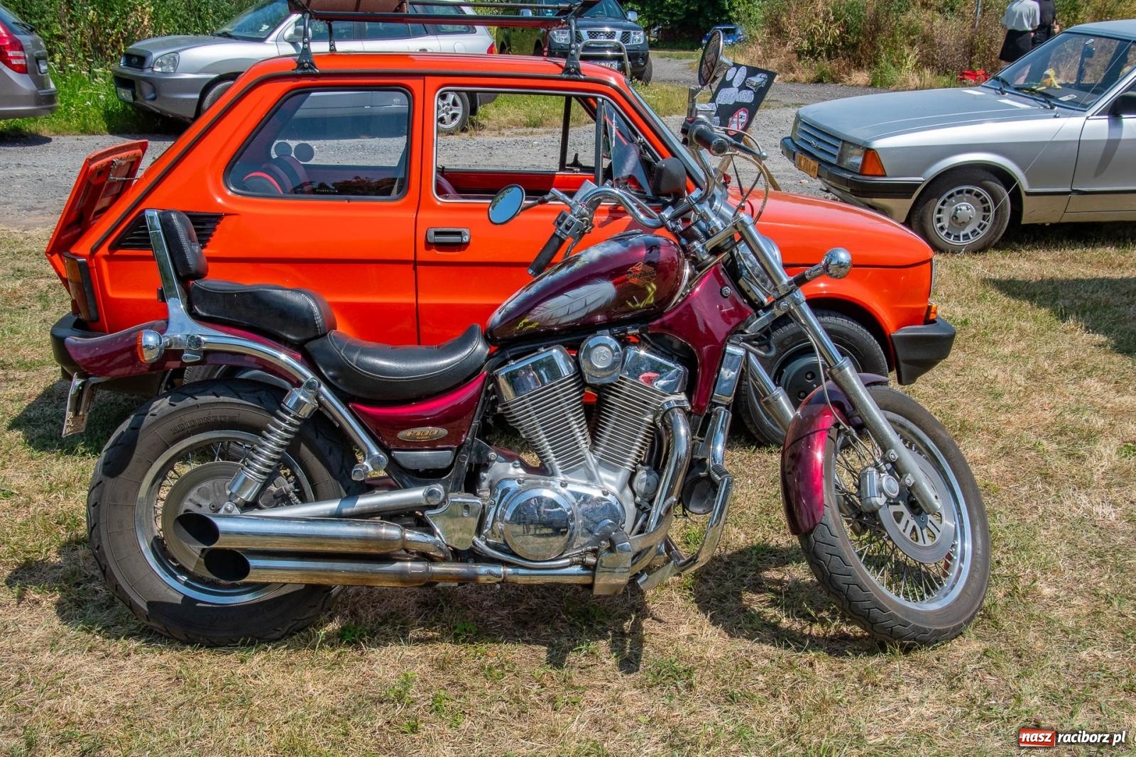 Zdjęcie w galerii na portalu naszraciborz.pl: Historyczne pojazdy w historycznym miejscu. Zlot Pojazdów Zabytkowych w Sławikowie [FOTO i WIDEO] wiadomości z regionu
