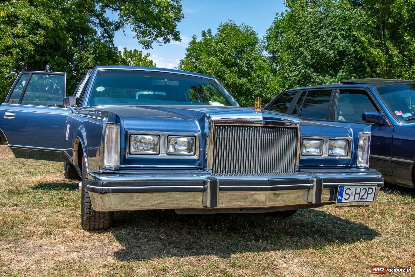 Zdjęcie w galerii na portalu naszraciborz.pl: Historyczne pojazdy w historycznym miejscu. Zlot Pojazdów Zabytkowych w Sławikowie [FOTO i WIDEO] wiadomości z regionu