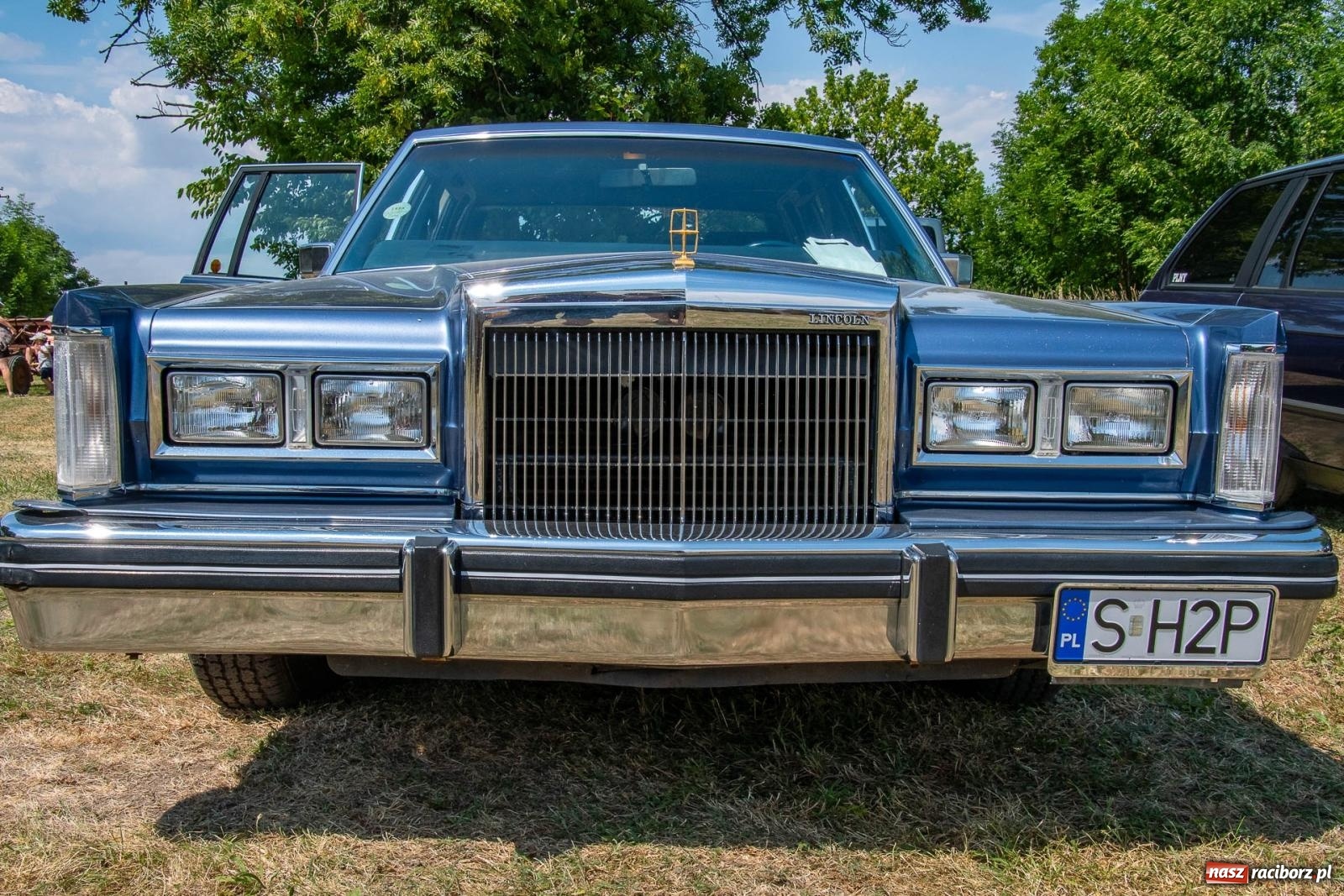 Zdjęcie w galerii na portalu naszraciborz.pl: Historyczne pojazdy w historycznym miejscu. Zlot Pojazdów Zabytkowych w Sławikowie [FOTO i WIDEO] wiadomości z regionu