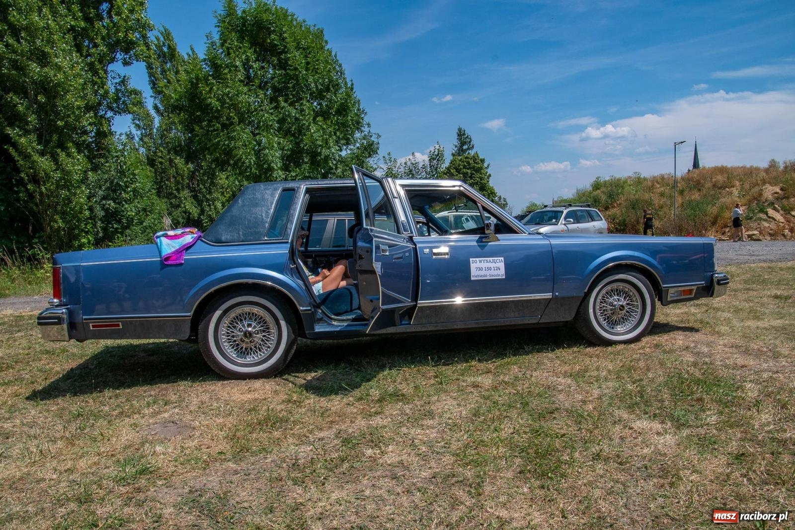 Zdjęcie w galerii na portalu naszraciborz.pl: Historyczne pojazdy w historycznym miejscu. Zlot Pojazdów Zabytkowych w Sławikowie [FOTO i WIDEO] wiadomości z regionu