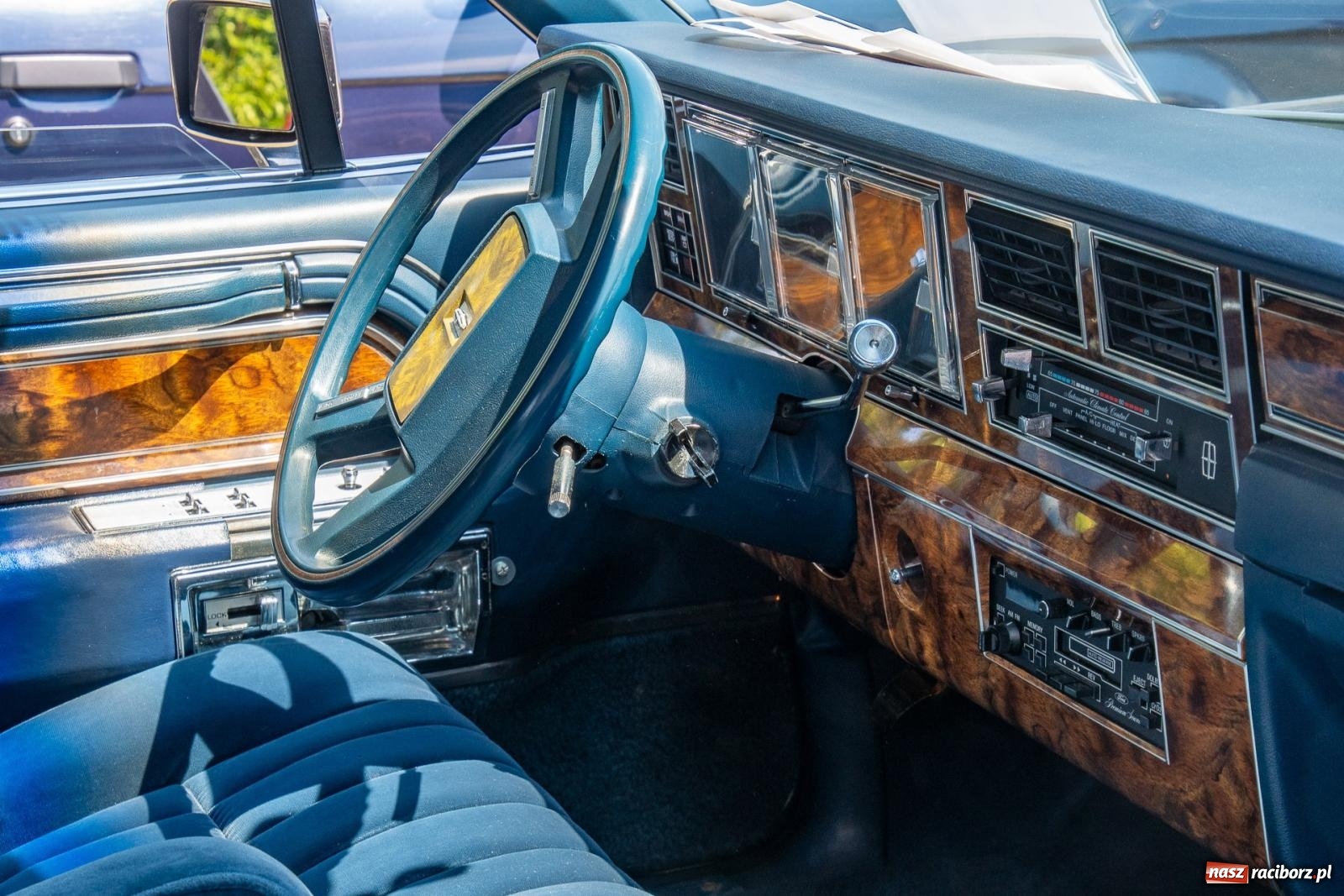 Zdjęcie w galerii na portalu naszraciborz.pl: Historyczne pojazdy w historycznym miejscu. Zlot Pojazdów Zabytkowych w Sławikowie [FOTO i WIDEO] wiadomości z regionu