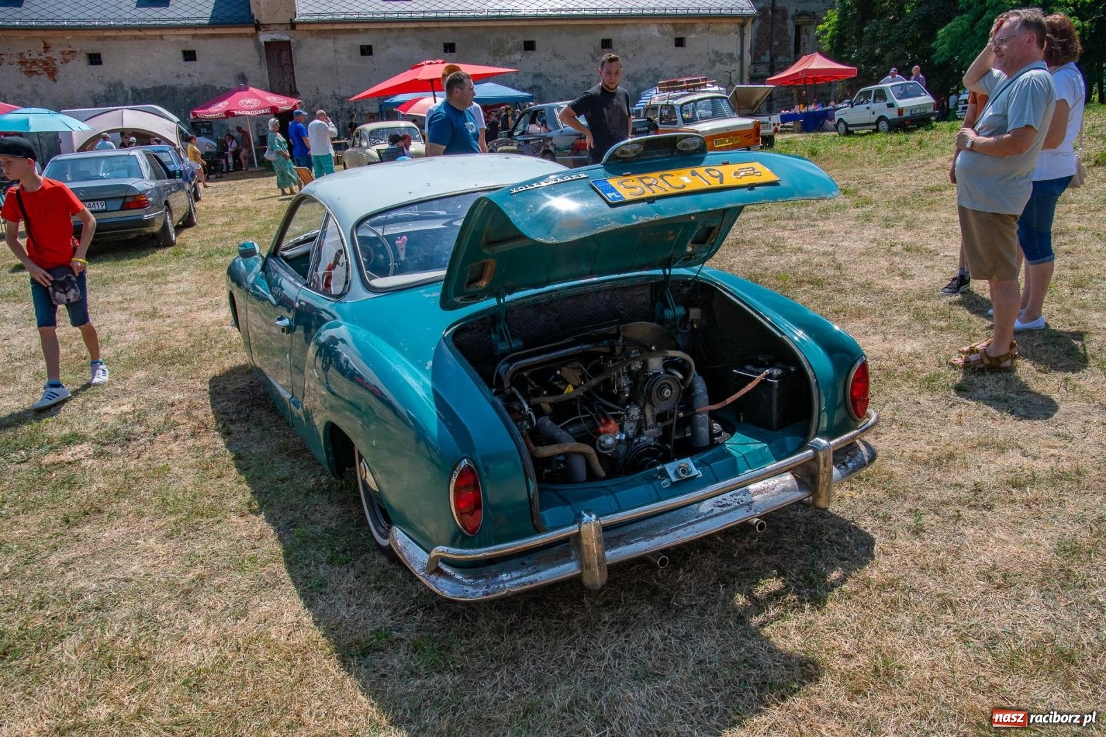 Zdjęcie w galerii na portalu naszraciborz.pl: Historyczne pojazdy w historycznym miejscu. Zlot Pojazdów Zabytkowych w Sławikowie [FOTO i WIDEO] wiadomości z regionu