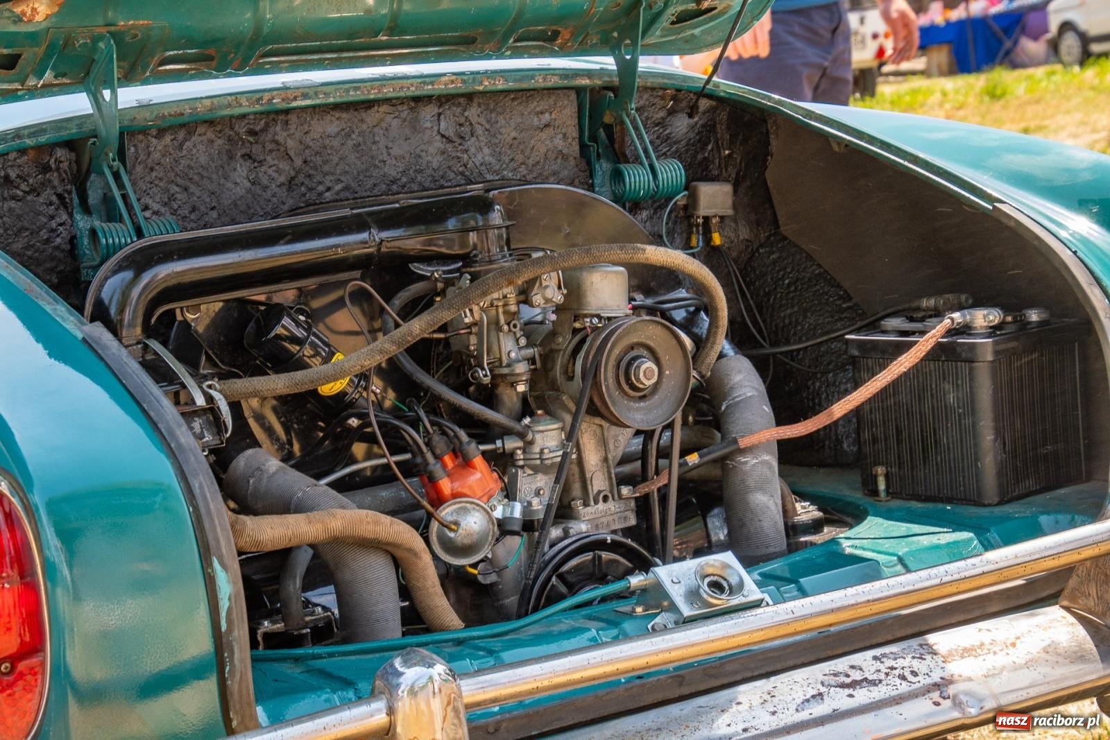 Zdjęcie w galerii na portalu naszraciborz.pl: Historyczne pojazdy w historycznym miejscu. Zlot Pojazdów Zabytkowych w Sławikowie [FOTO i WIDEO] wiadomości z regionu