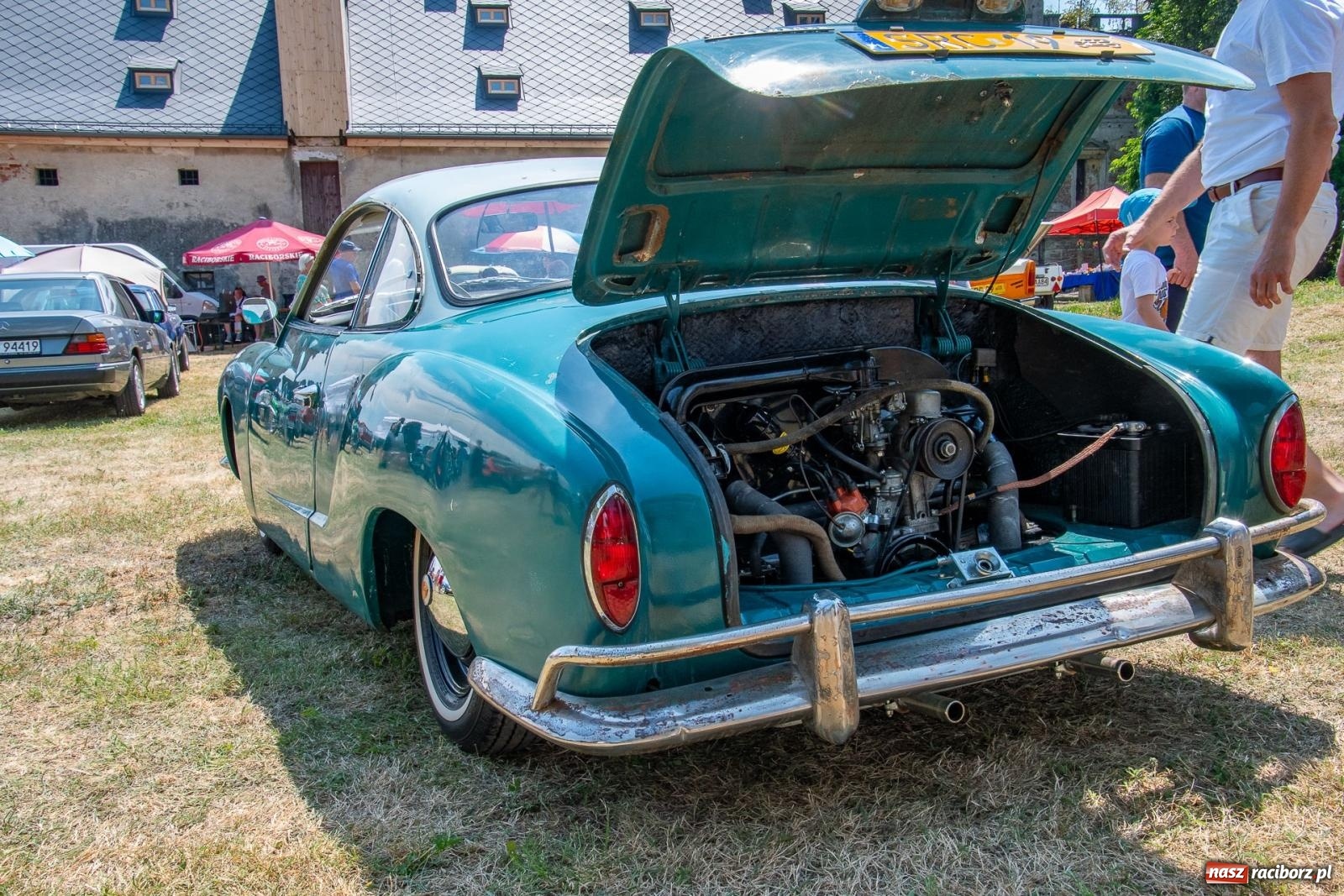 Zdjęcie w galerii na portalu naszraciborz.pl: Historyczne pojazdy w historycznym miejscu. Zlot Pojazdów Zabytkowych w Sławikowie [FOTO i WIDEO] wiadomości z regionu
