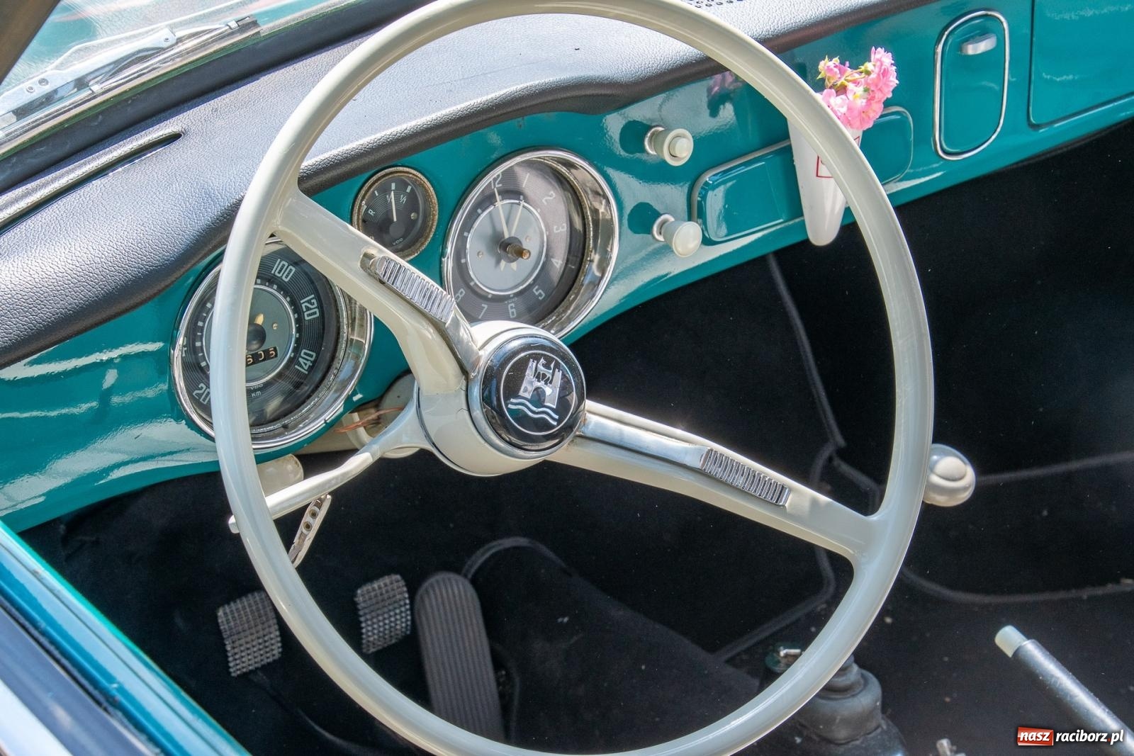 Zdjęcie w galerii na portalu naszraciborz.pl: Historyczne pojazdy w historycznym miejscu. Zlot Pojazdów Zabytkowych w Sławikowie [FOTO i WIDEO] wiadomości z regionu