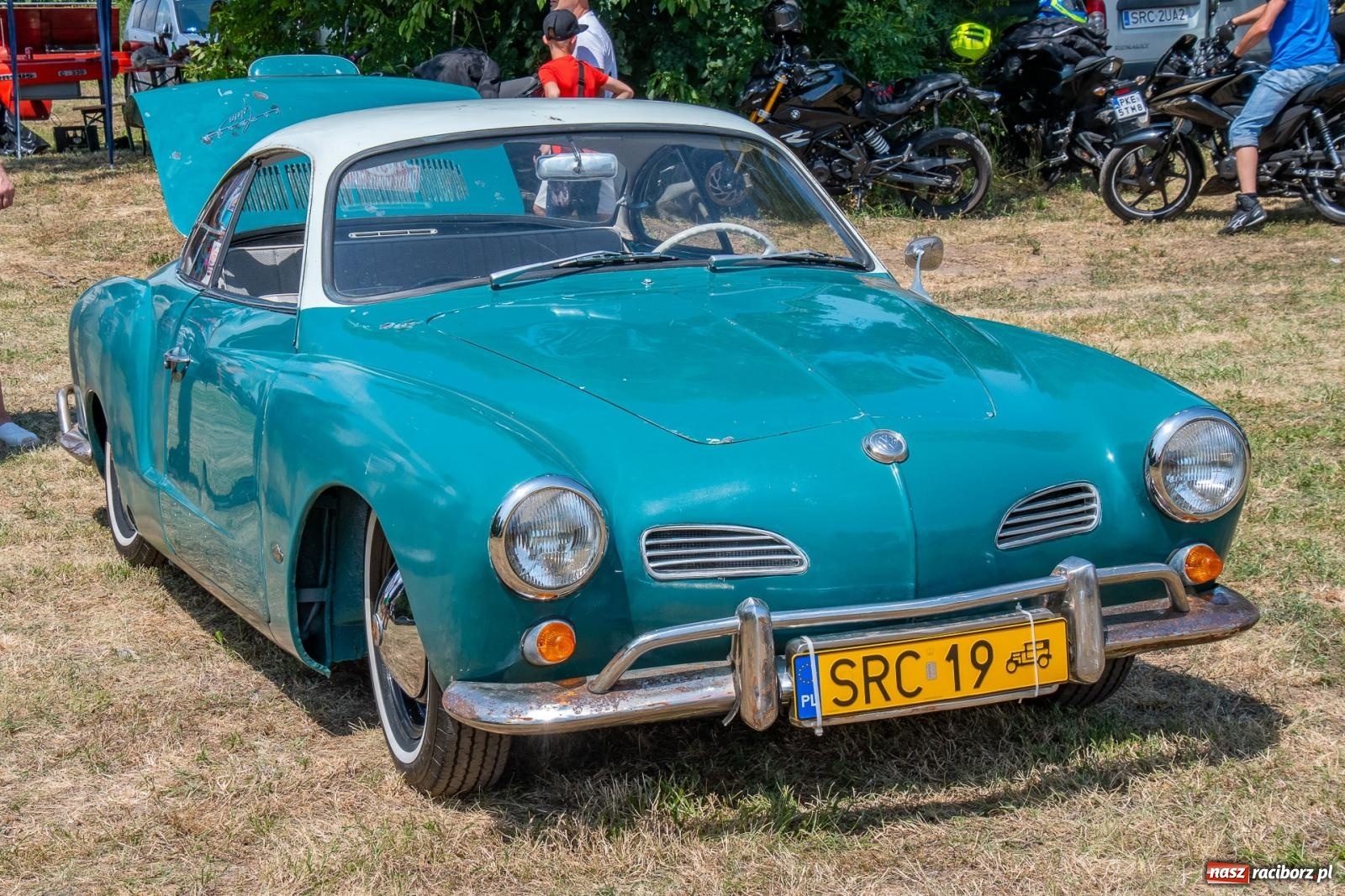 Zdjęcie w galerii na portalu naszraciborz.pl: Historyczne pojazdy w historycznym miejscu. Zlot Pojazdów Zabytkowych w Sławikowie [FOTO i WIDEO] wiadomości z regionu