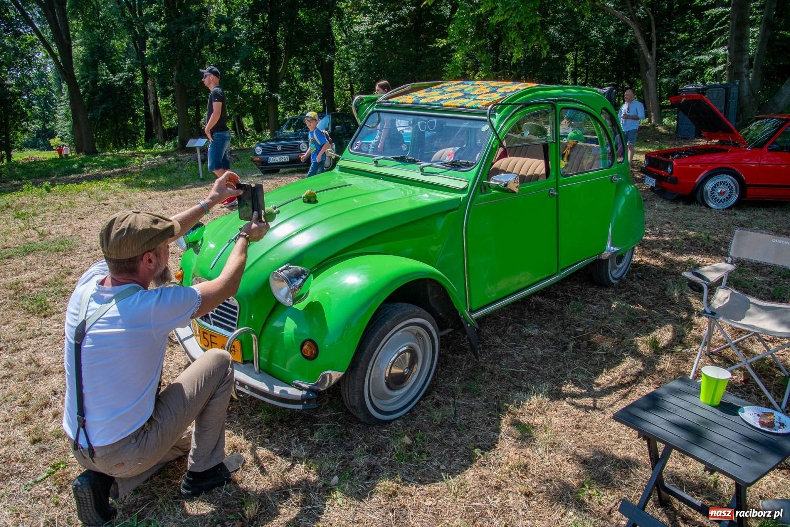 Zdjęcie w galerii na portalu naszraciborz.pl: Historyczne pojazdy w historycznym miejscu. Zlot Pojazdów Zabytkowych w Sławikowie [FOTO i WIDEO] wiadomości z regionu