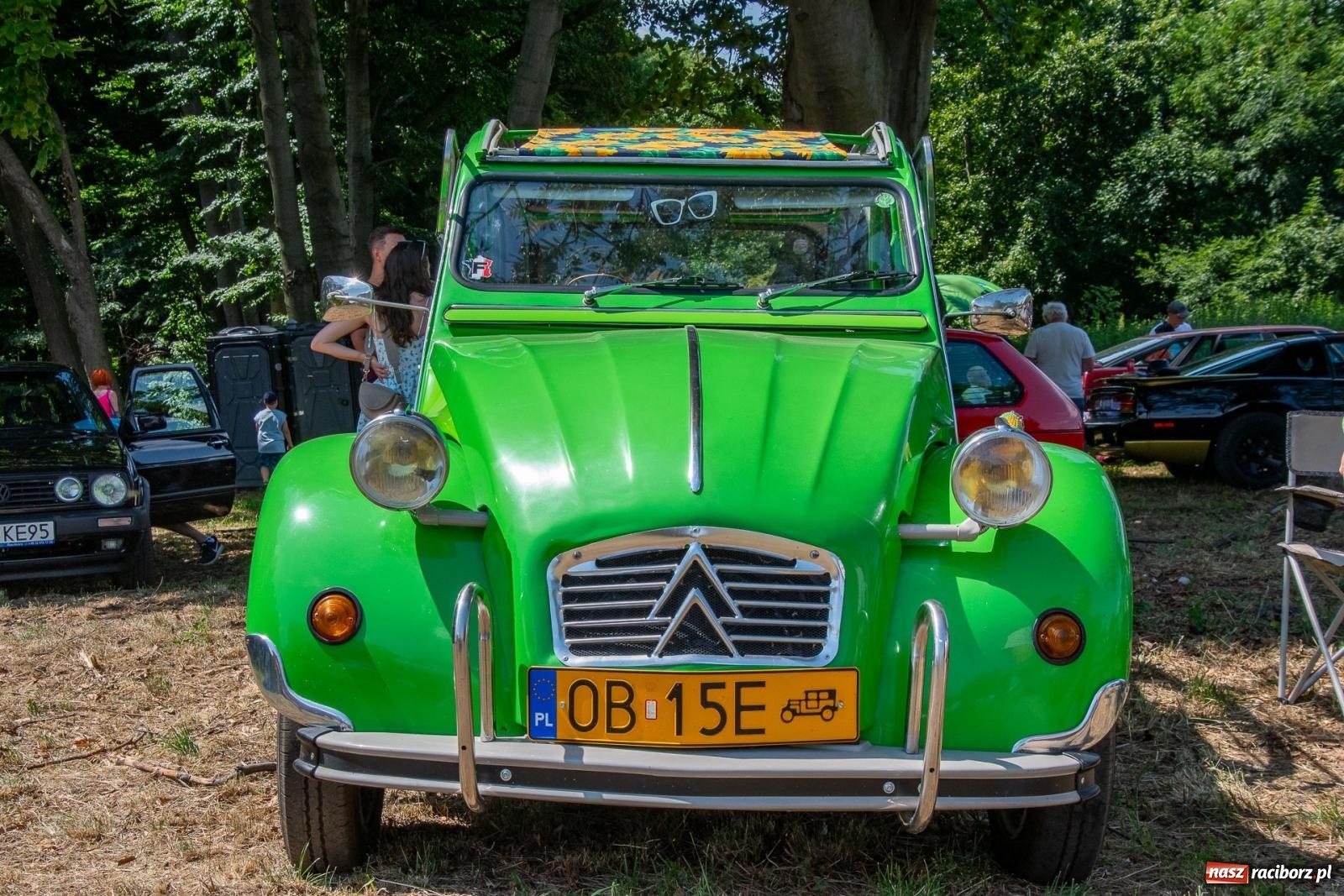 Zdjęcie w galerii na portalu naszraciborz.pl: Historyczne pojazdy w historycznym miejscu. Zlot Pojazdów Zabytkowych w Sławikowie [FOTO i WIDEO] wiadomości z regionu