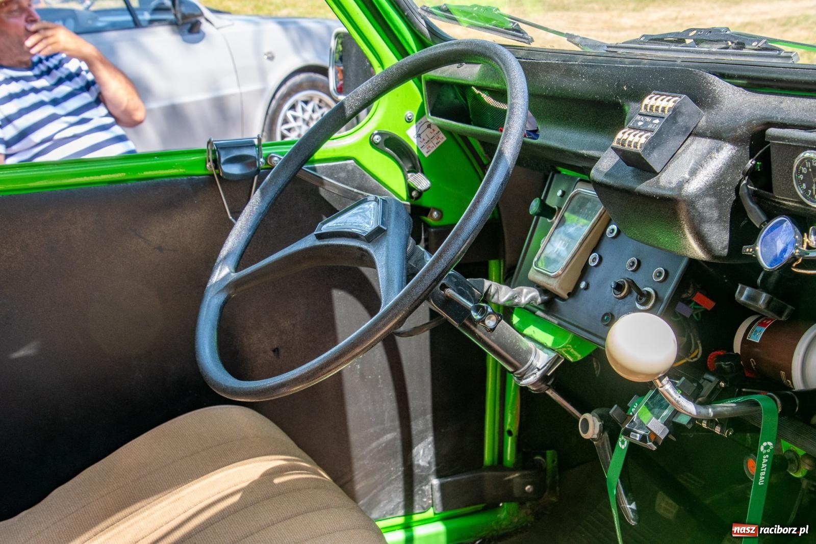 Zdjęcie w galerii na portalu naszraciborz.pl: Historyczne pojazdy w historycznym miejscu. Zlot Pojazdów Zabytkowych w Sławikowie [FOTO i WIDEO] wiadomości z regionu