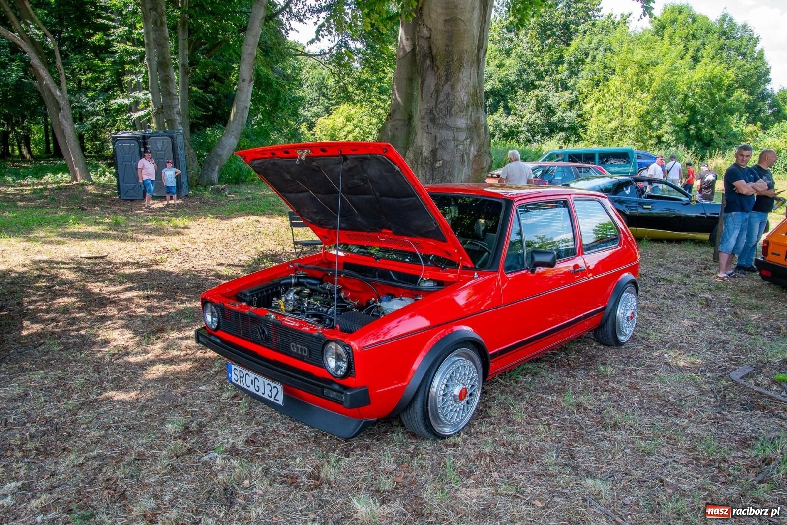 Zdjęcie w galerii na portalu naszraciborz.pl: Historyczne pojazdy w historycznym miejscu. Zlot Pojazdów Zabytkowych w Sławikowie [FOTO i WIDEO] wiadomości z regionu