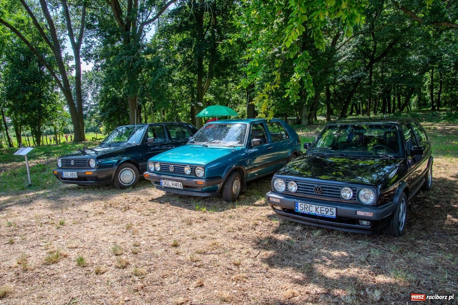 Zdjęcie w galerii na portalu naszraciborz.pl: Historyczne pojazdy w historycznym miejscu. Zlot Pojazdów Zabytkowych w Sławikowie [FOTO i WIDEO] wiadomości z regionu