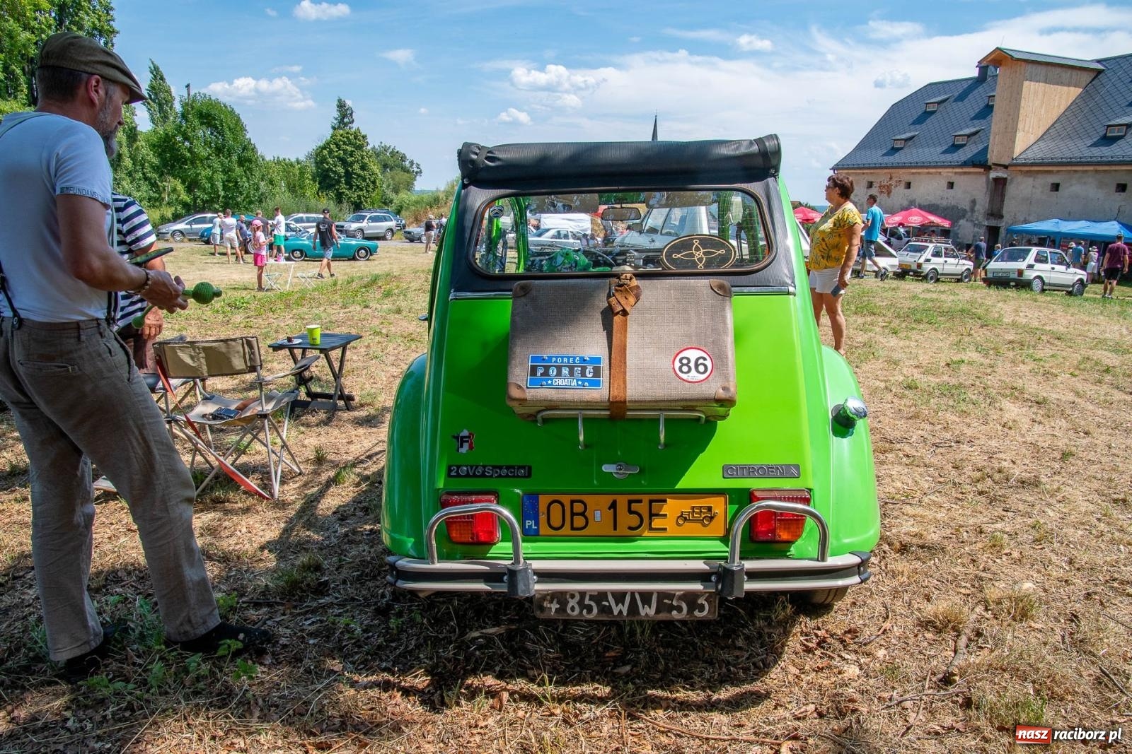 Zdjęcie w galerii na portalu naszraciborz.pl: Historyczne pojazdy w historycznym miejscu. Zlot Pojazdów Zabytkowych w Sławikowie [FOTO i WIDEO] wiadomości z regionu
