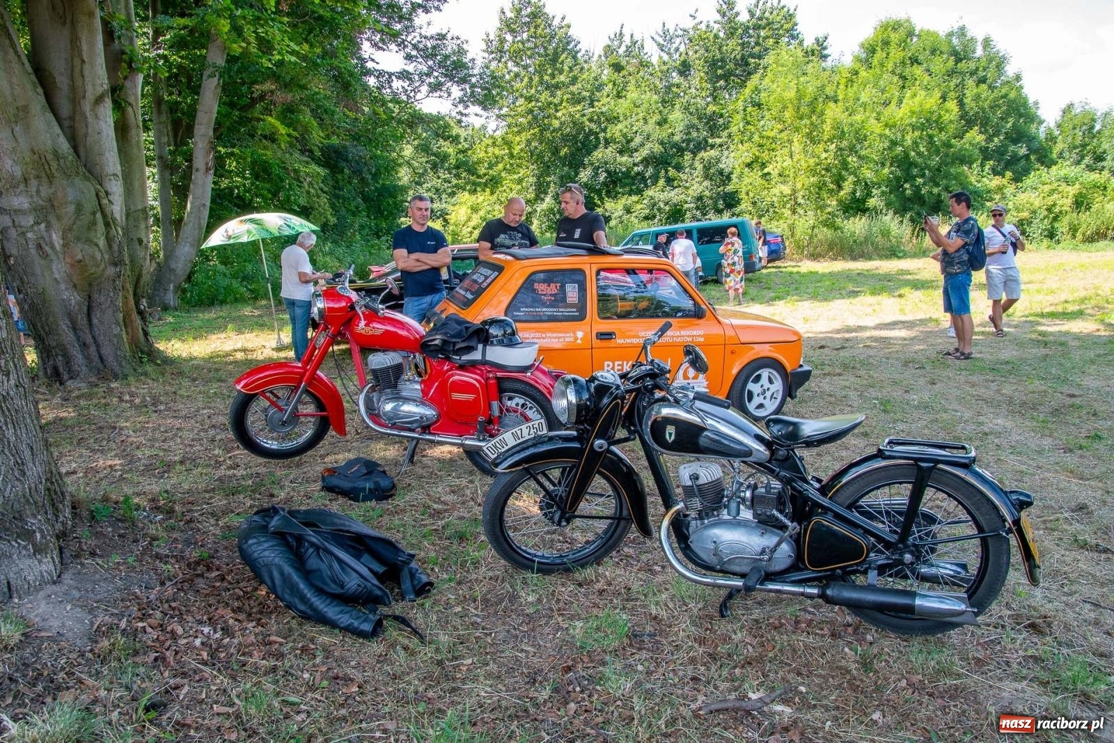 Zdjęcie w galerii na portalu naszraciborz.pl: Historyczne pojazdy w historycznym miejscu. Zlot Pojazdów Zabytkowych w Sławikowie [FOTO i WIDEO] wiadomości z regionu