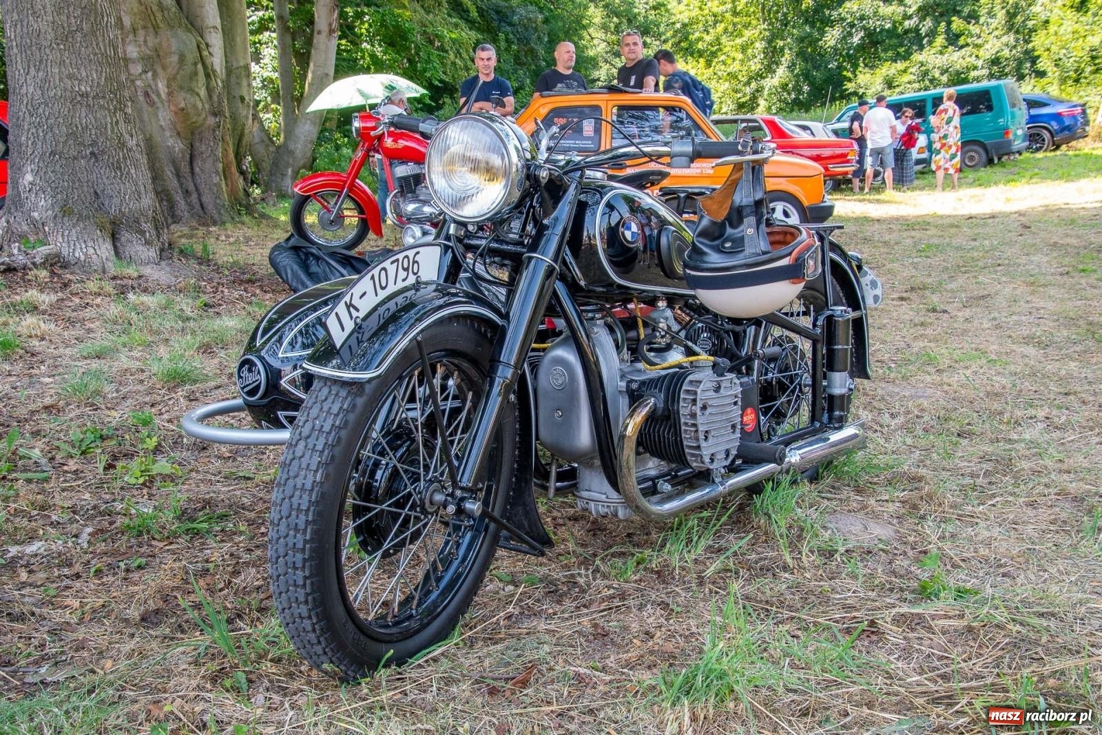 Zdjęcie w galerii na portalu naszraciborz.pl: Historyczne pojazdy w historycznym miejscu. Zlot Pojazdów Zabytkowych w Sławikowie [FOTO i WIDEO] wiadomości z regionu