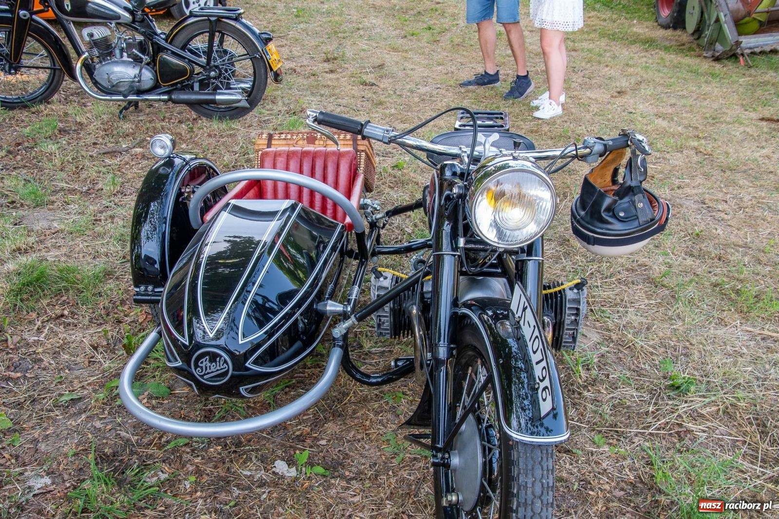 Zdjęcie w galerii na portalu naszraciborz.pl: Historyczne pojazdy w historycznym miejscu. Zlot Pojazdów Zabytkowych w Sławikowie [FOTO i WIDEO] wiadomości z regionu