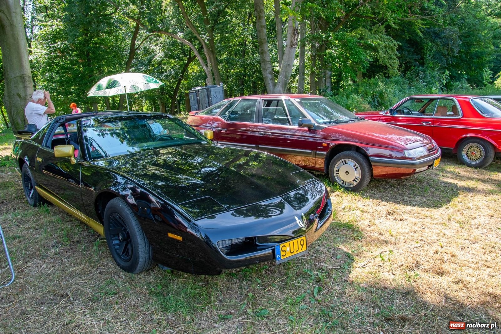 Zdjęcie w galerii na portalu naszraciborz.pl: Historyczne pojazdy w historycznym miejscu. Zlot Pojazdów Zabytkowych w Sławikowie [FOTO i WIDEO] wiadomości z regionu
