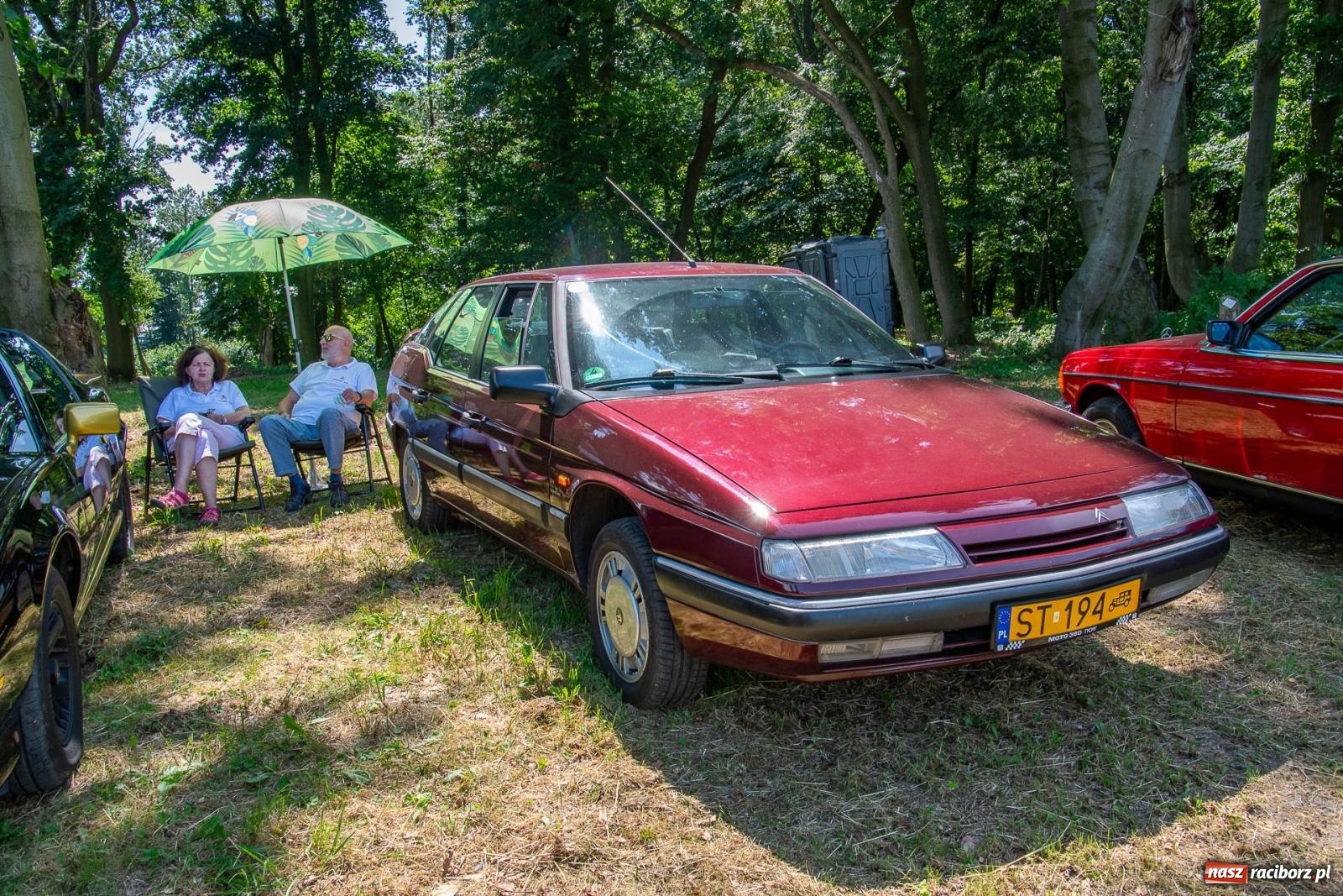 Zdjęcie w galerii na portalu naszraciborz.pl: Historyczne pojazdy w historycznym miejscu. Zlot Pojazdów Zabytkowych w Sławikowie [FOTO i WIDEO] wiadomości z regionu