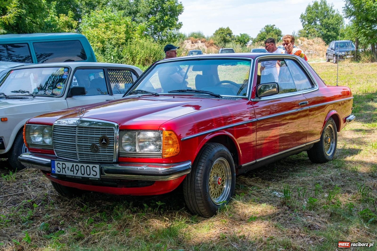 Zdjęcie w galerii na portalu naszraciborz.pl: Historyczne pojazdy w historycznym miejscu. Zlot Pojazdów Zabytkowych w Sławikowie [FOTO i WIDEO] wiadomości z regionu