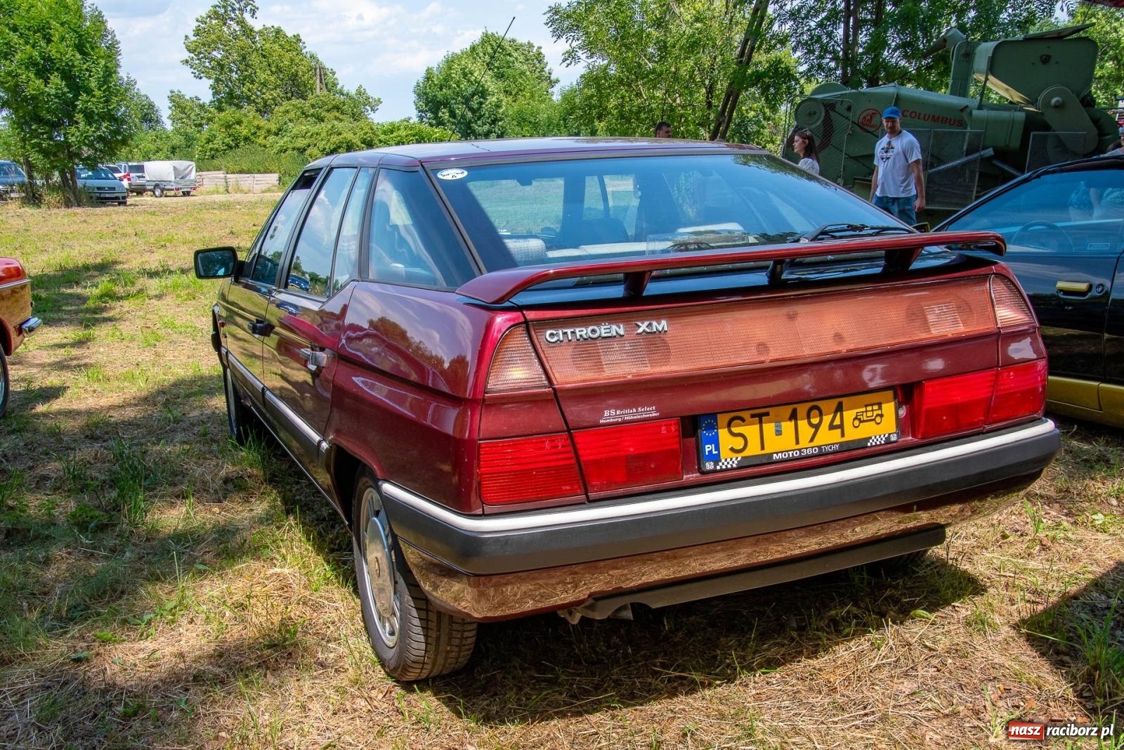 Zdjęcie w galerii na portalu naszraciborz.pl: Historyczne pojazdy w historycznym miejscu. Zlot Pojazdów Zabytkowych w Sławikowie [FOTO i WIDEO] wiadomości z regionu