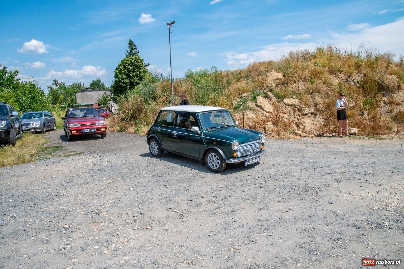 Zdjęcie w galerii na portalu naszraciborz.pl: Historyczne pojazdy w historycznym miejscu. Zlot Pojazdów Zabytkowych w Sławikowie [FOTO i WIDEO] wiadomości z regionu