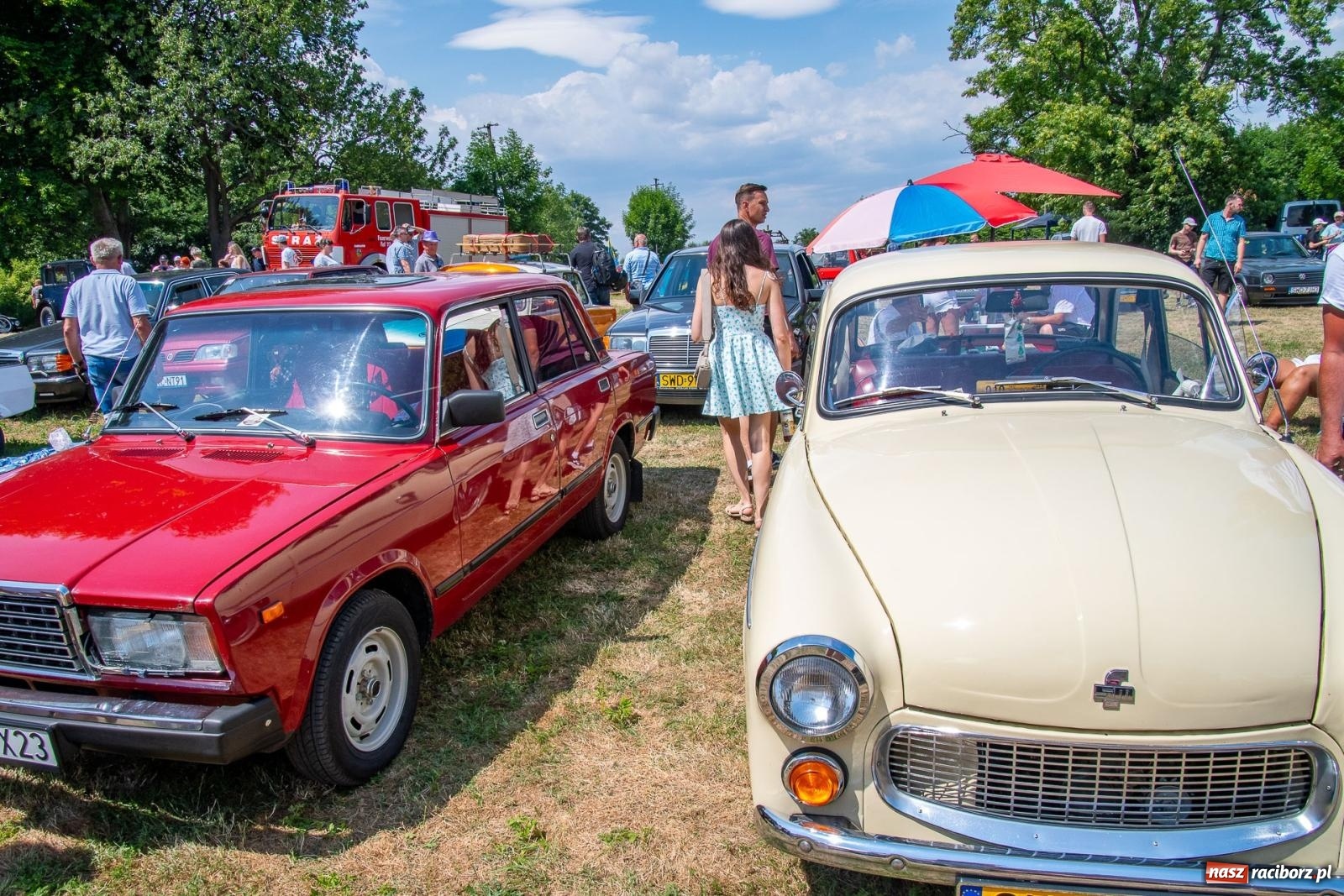 Zdjęcie w galerii na portalu naszraciborz.pl: Historyczne pojazdy w historycznym miejscu. Zlot Pojazdów Zabytkowych w Sławikowie [FOTO i WIDEO] wiadomości z regionu