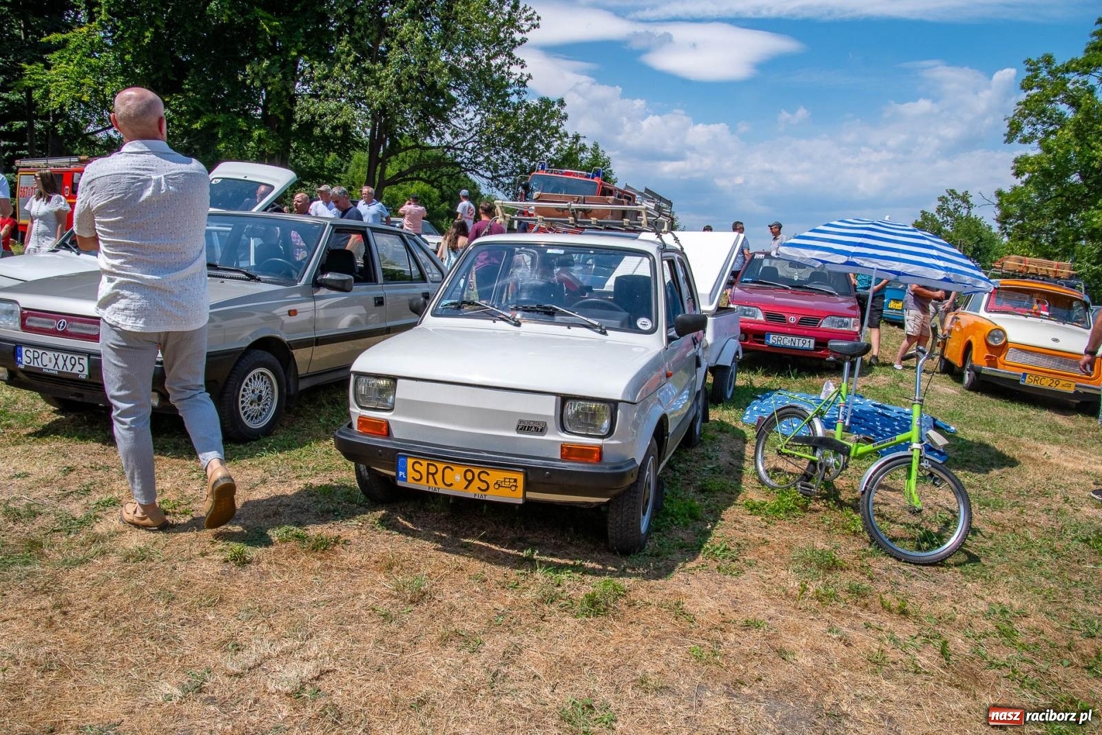 Zdjęcie w galerii na portalu naszraciborz.pl: Historyczne pojazdy w historycznym miejscu. Zlot Pojazdów Zabytkowych w Sławikowie [FOTO i WIDEO] wiadomości z regionu