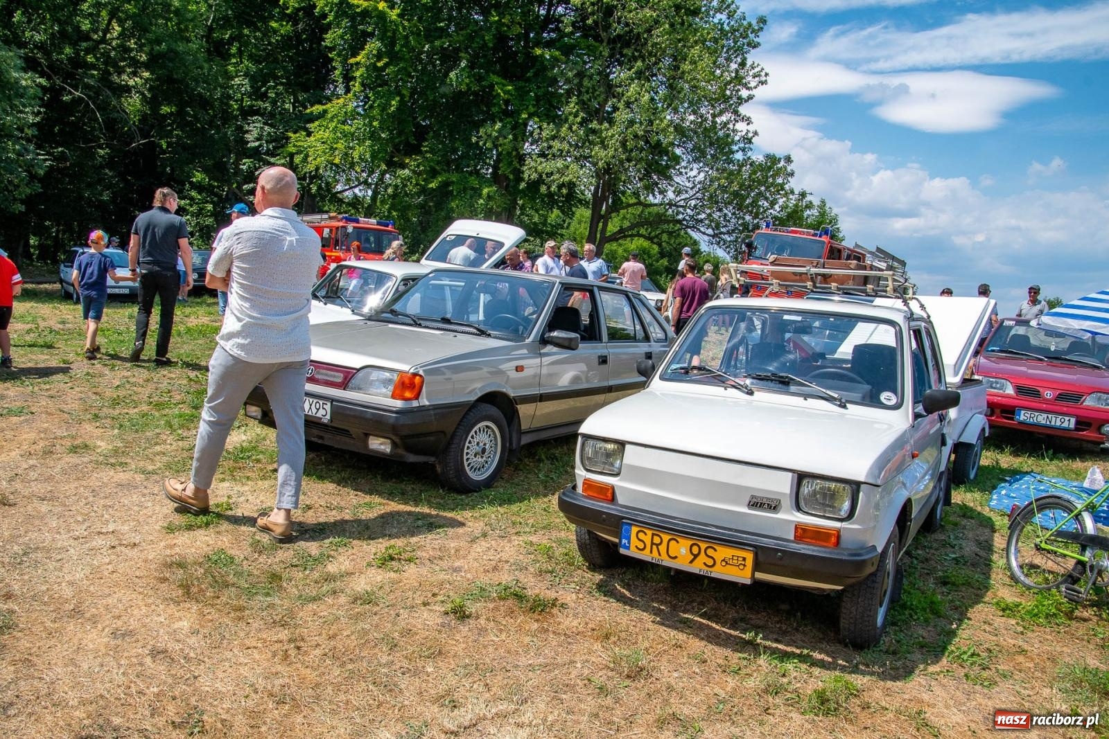 Zdjęcie w galerii na portalu naszraciborz.pl: Historyczne pojazdy w historycznym miejscu. Zlot Pojazdów Zabytkowych w Sławikowie [FOTO i WIDEO] wiadomości z regionu