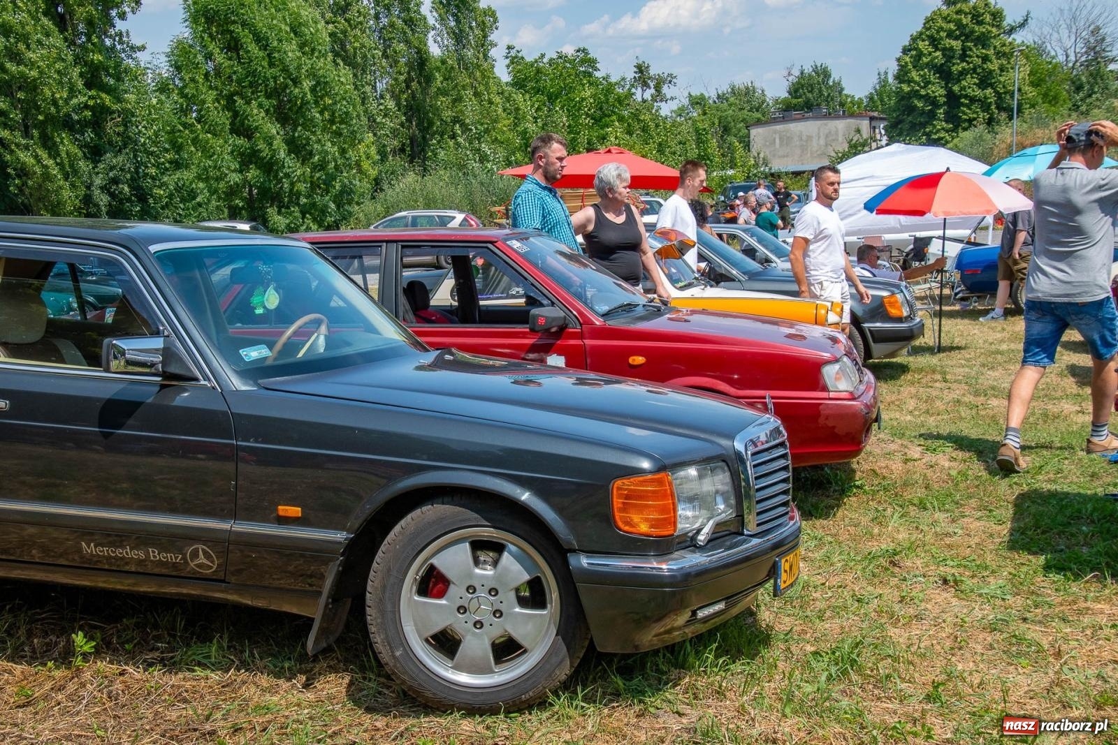 Zdjęcie w galerii na portalu naszraciborz.pl: Historyczne pojazdy w historycznym miejscu. Zlot Pojazdów Zabytkowych w Sławikowie [FOTO i WIDEO] wiadomości z regionu