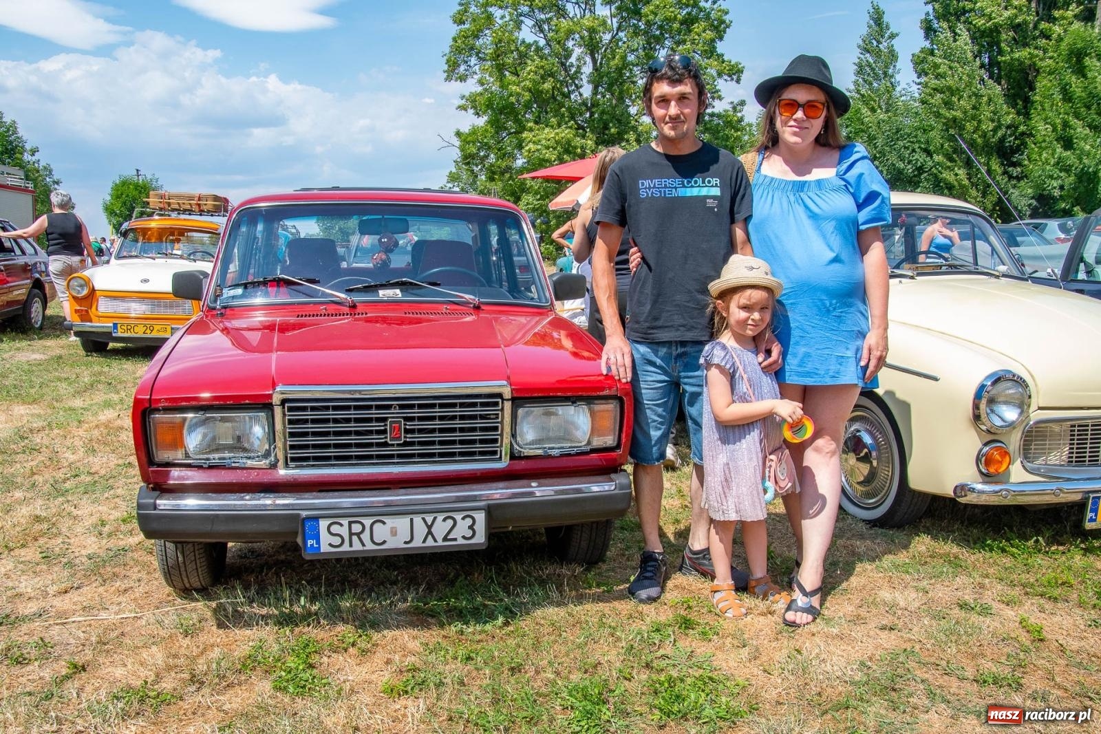 Zdjęcie w galerii na portalu naszraciborz.pl: Historyczne pojazdy w historycznym miejscu. Zlot Pojazdów Zabytkowych w Sławikowie [FOTO i WIDEO] wiadomości z regionu
