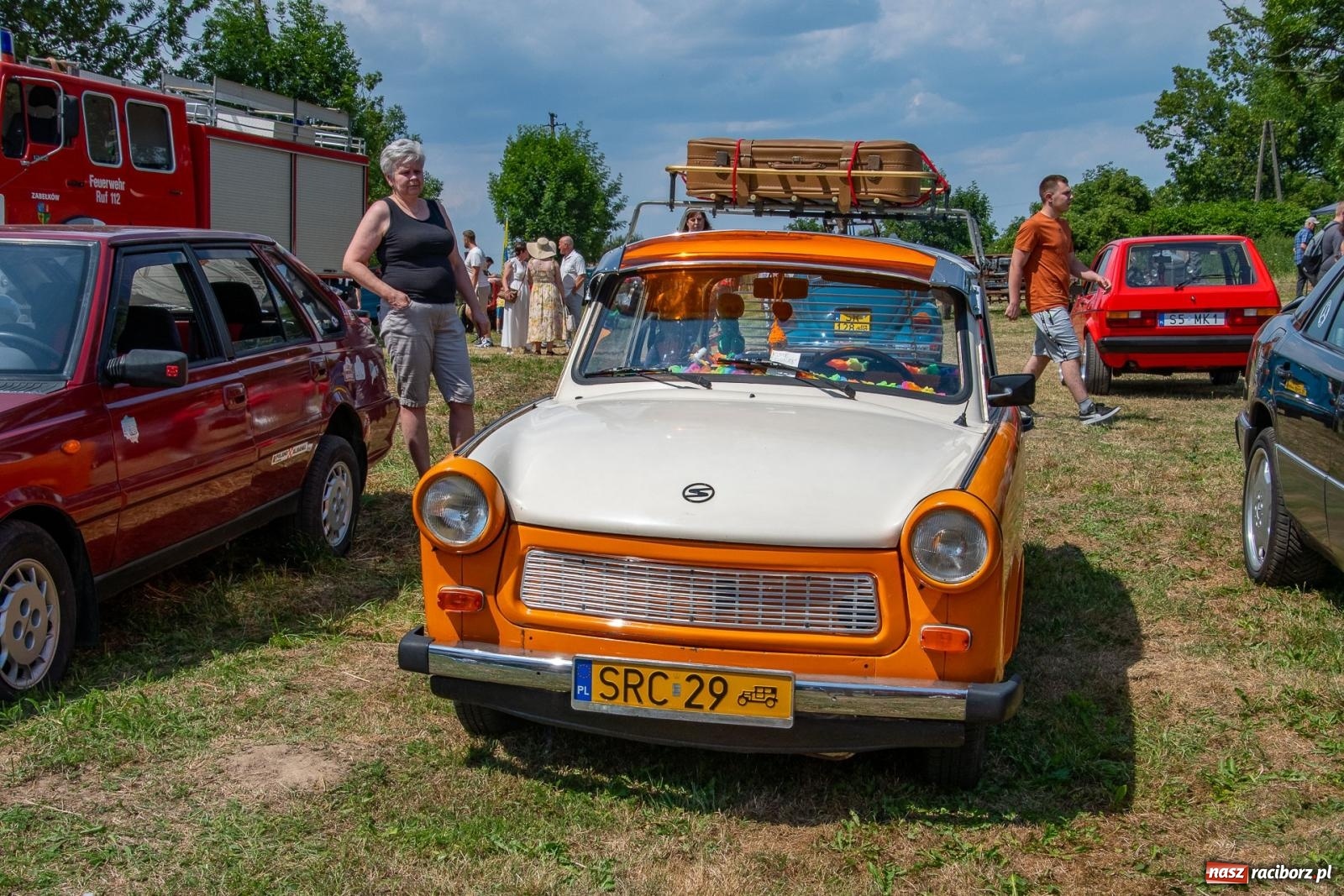 Zdjęcie w galerii na portalu naszraciborz.pl: Historyczne pojazdy w historycznym miejscu. Zlot Pojazdów Zabytkowych w Sławikowie [FOTO i WIDEO] wiadomości z regionu