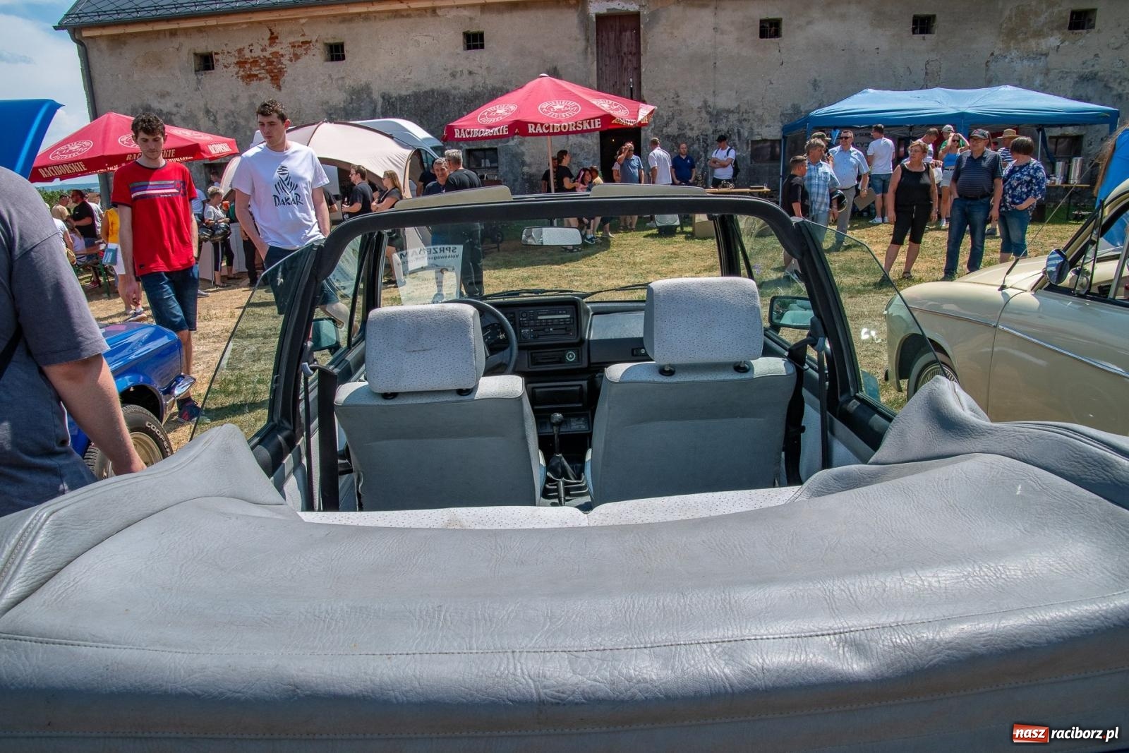 Zdjęcie w galerii na portalu naszraciborz.pl: Historyczne pojazdy w historycznym miejscu. Zlot Pojazdów Zabytkowych w Sławikowie [FOTO i WIDEO] wiadomości z regionu
