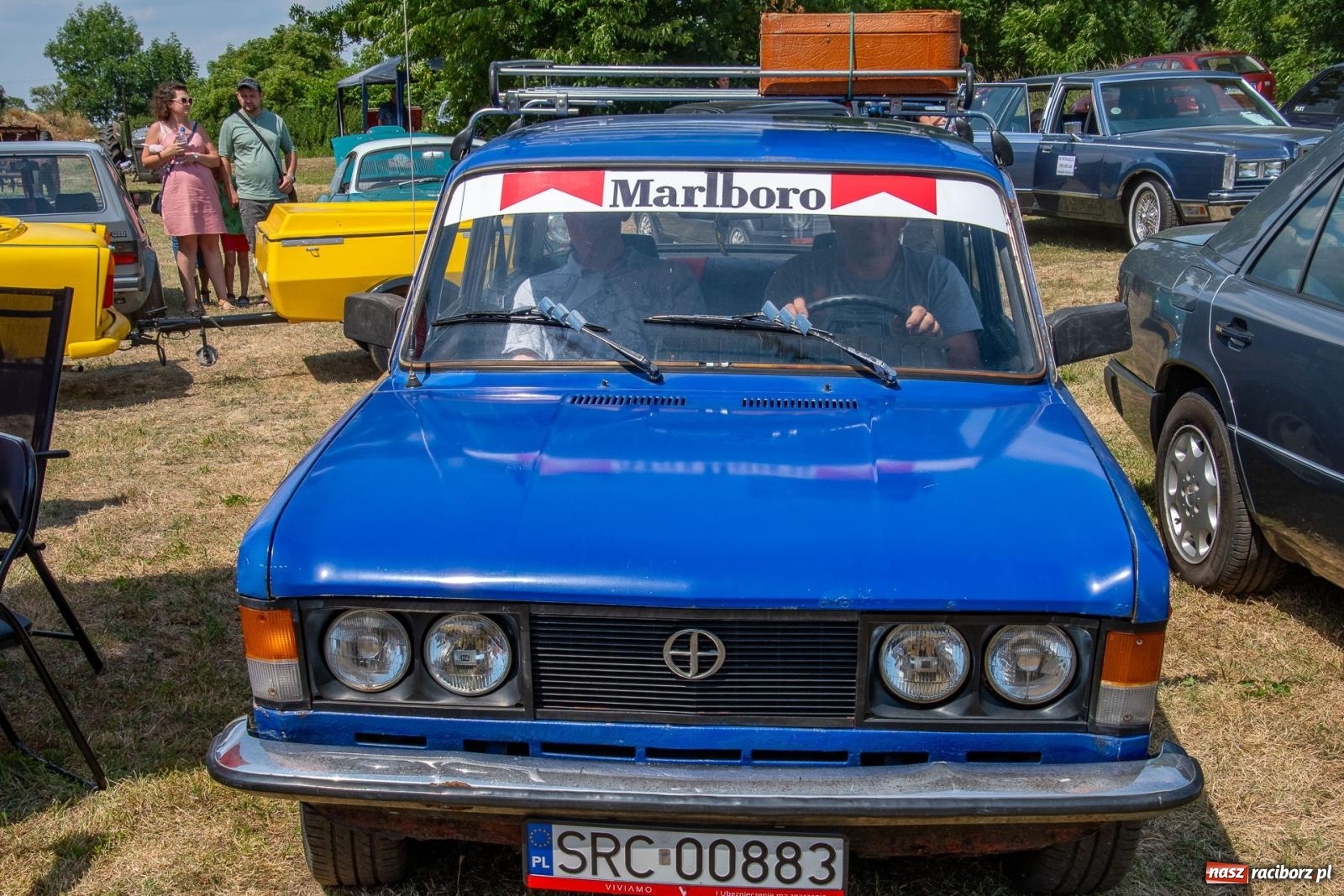 Zdjęcie w galerii na portalu naszraciborz.pl: Historyczne pojazdy w historycznym miejscu. Zlot Pojazdów Zabytkowych w Sławikowie [FOTO i WIDEO] wiadomości z regionu