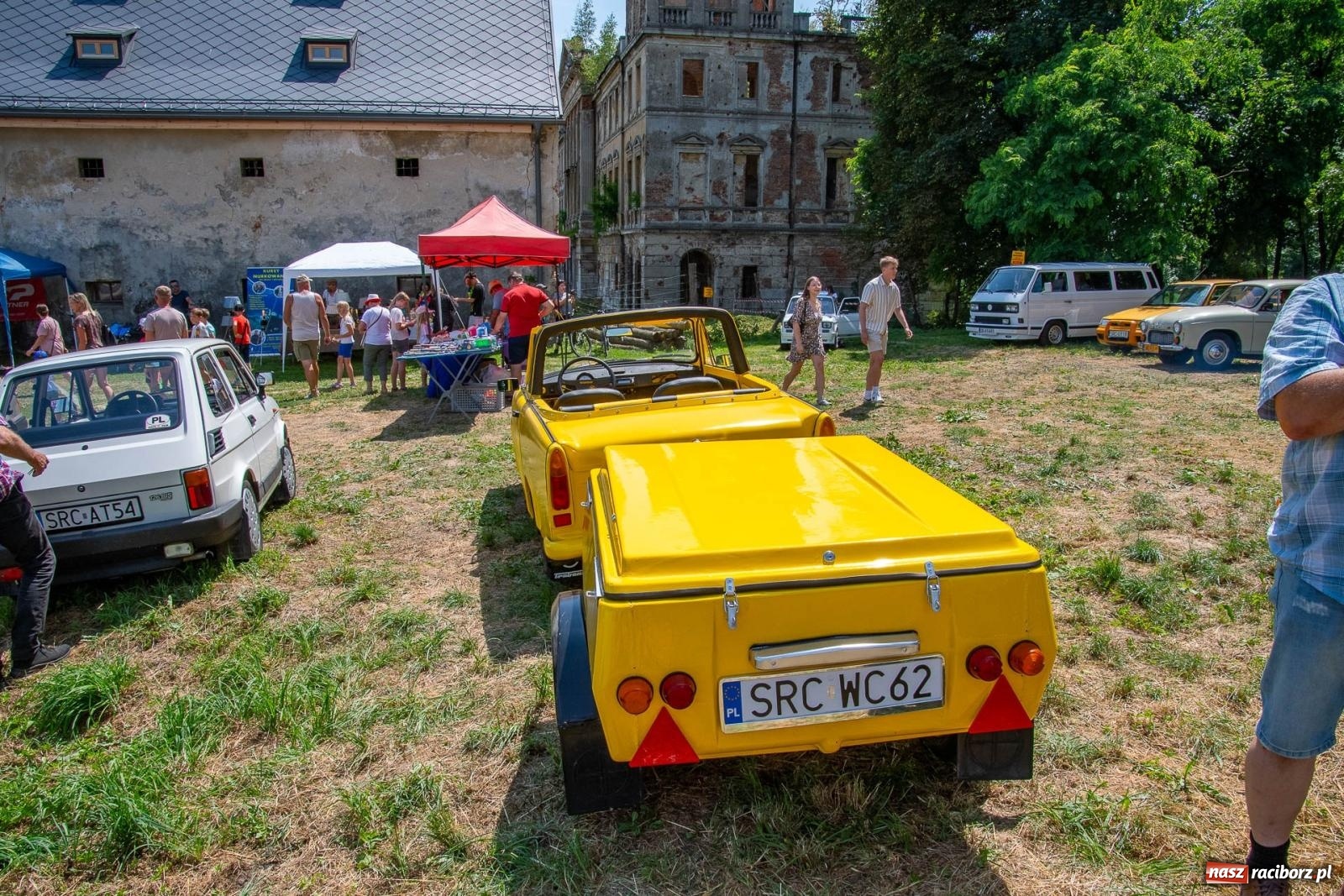 Zdjęcie w galerii na portalu naszraciborz.pl: Historyczne pojazdy w historycznym miejscu. Zlot Pojazdów Zabytkowych w Sławikowie [FOTO i WIDEO] wiadomości z regionu