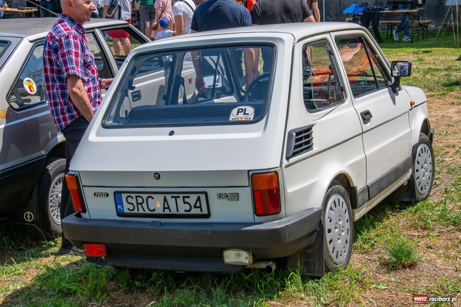 Zdjęcie w galerii na portalu naszraciborz.pl: Historyczne pojazdy w historycznym miejscu. Zlot Pojazdów Zabytkowych w Sławikowie [FOTO i WIDEO] wiadomości z regionu