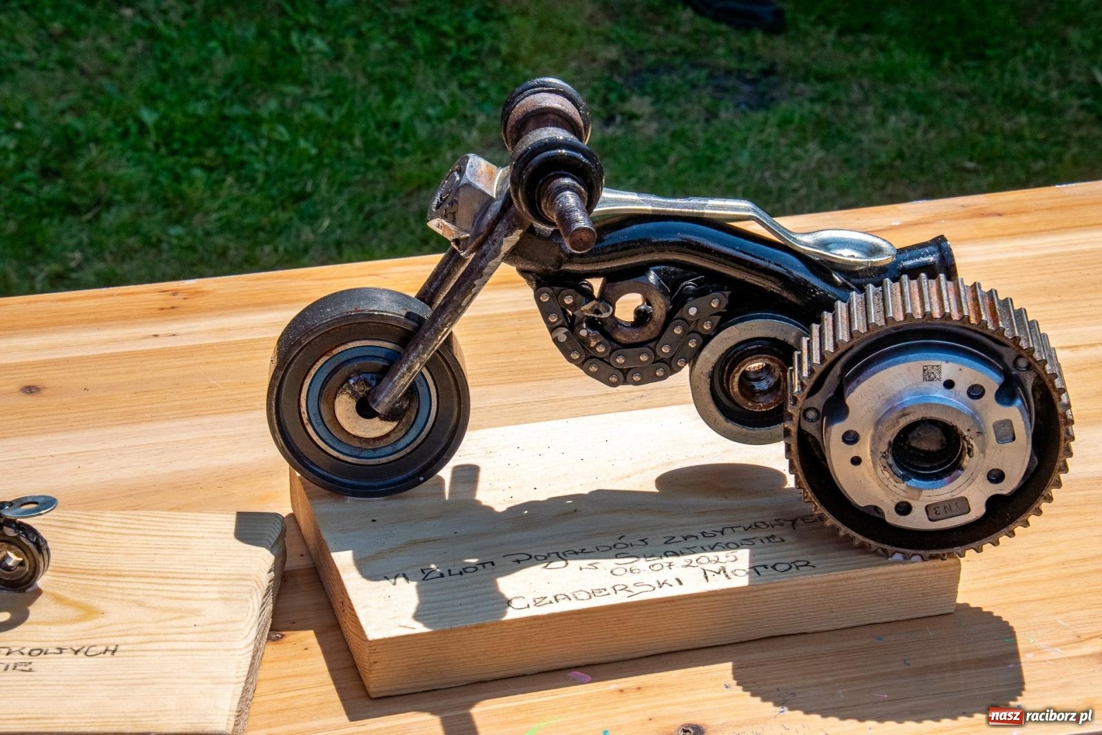 Zdjęcie w galerii na portalu naszraciborz.pl: Historyczne pojazdy w historycznym miejscu. Zlot Pojazdów Zabytkowych w Sławikowie [FOTO i WIDEO] wiadomości z regionu
