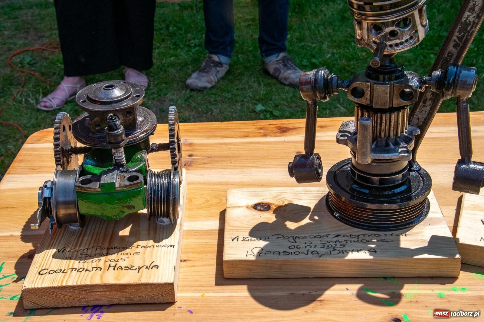 Zdjęcie w galerii na portalu naszraciborz.pl: Historyczne pojazdy w historycznym miejscu. Zlot Pojazdów Zabytkowych w Sławikowie [FOTO i WIDEO] wiadomości z regionu