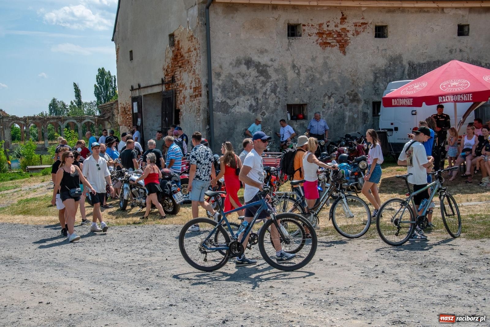 Zdjęcie w galerii na portalu naszraciborz.pl: Historyczne pojazdy w historycznym miejscu. Zlot Pojazdów Zabytkowych w Sławikowie [FOTO i WIDEO] wiadomości z regionu