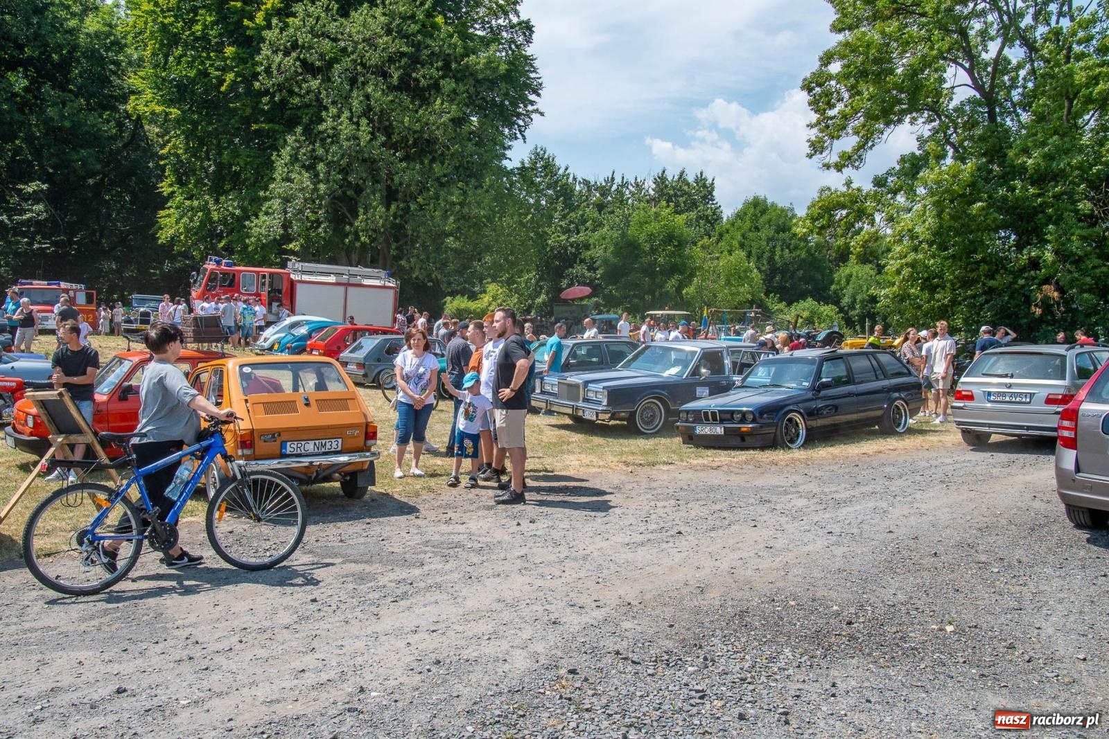 Zdjęcie w galerii na portalu naszraciborz.pl: Historyczne pojazdy w historycznym miejscu. Zlot Pojazdów Zabytkowych w Sławikowie [FOTO i WIDEO] wiadomości z regionu