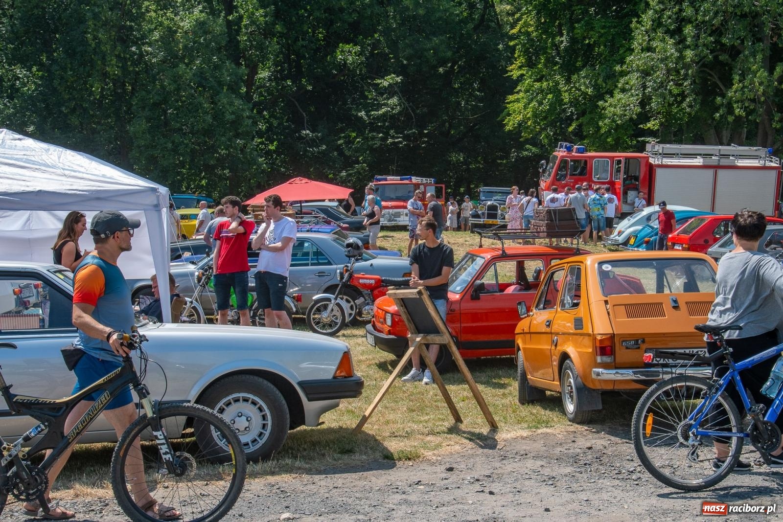 Zdjęcie w galerii na portalu naszraciborz.pl: Historyczne pojazdy w historycznym miejscu. Zlot Pojazdów Zabytkowych w Sławikowie [FOTO i WIDEO] wiadomości z regionu