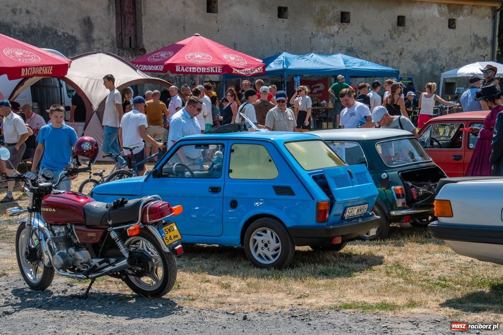 Zdjęcie w galerii na portalu naszraciborz.pl: Historyczne pojazdy w historycznym miejscu. Zlot Pojazdów Zabytkowych w Sławikowie [FOTO i WIDEO] wiadomości z regionu