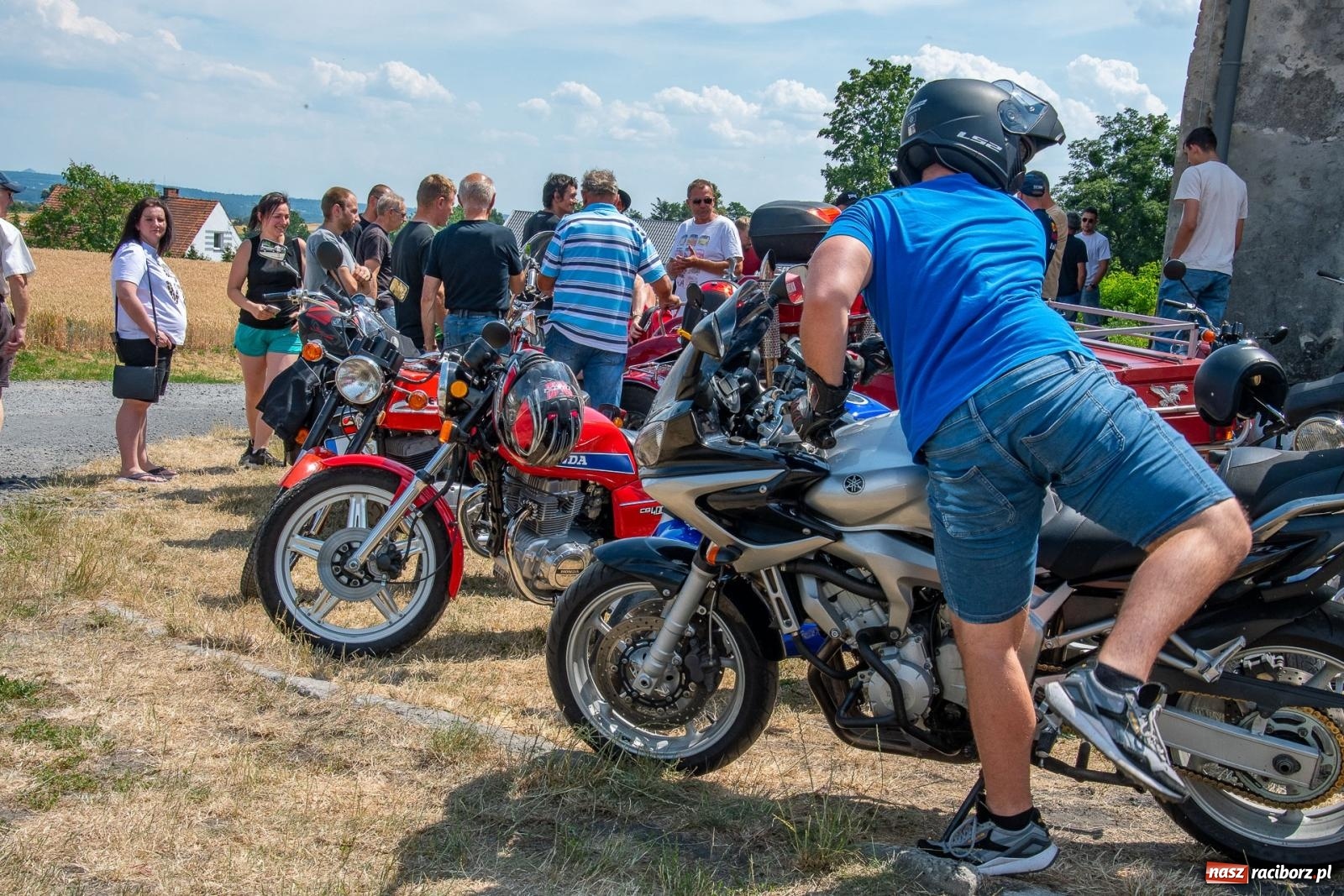 Zdjęcie w galerii na portalu naszraciborz.pl: Historyczne pojazdy w historycznym miejscu. Zlot Pojazdów Zabytkowych w Sławikowie [FOTO i WIDEO] wiadomości z regionu