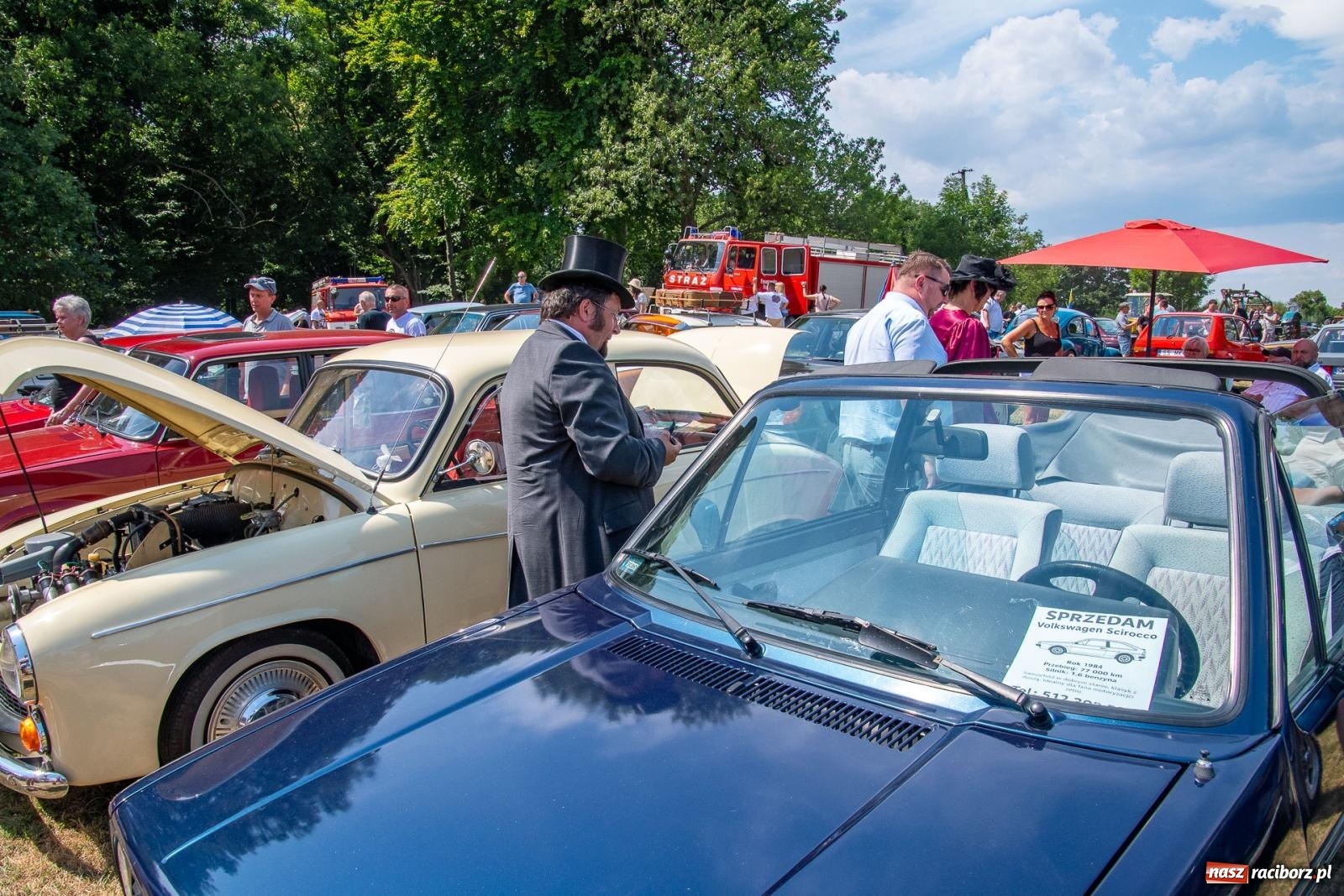 Zdjęcie w galerii na portalu naszraciborz.pl: Historyczne pojazdy w historycznym miejscu. Zlot Pojazdów Zabytkowych w Sławikowie [FOTO i WIDEO] wiadomości z regionu