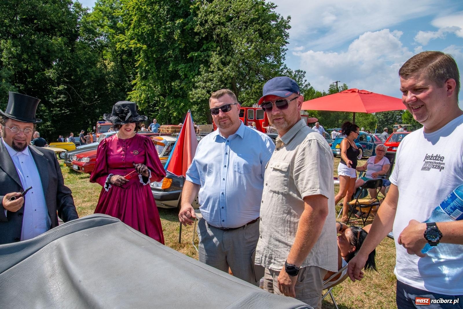 Zdjęcie w galerii na portalu naszraciborz.pl: Historyczne pojazdy w historycznym miejscu. Zlot Pojazdów Zabytkowych w Sławikowie [FOTO i WIDEO] wiadomości z regionu