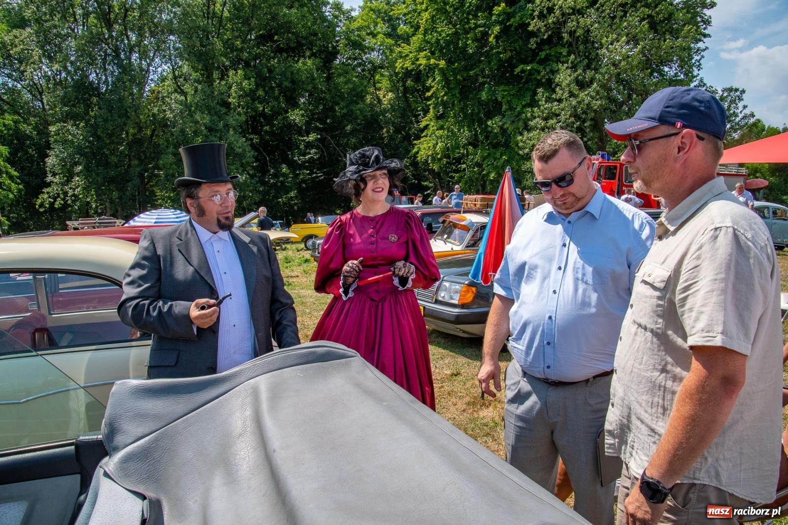 Zdjęcie w galerii na portalu naszraciborz.pl: Historyczne pojazdy w historycznym miejscu. Zlot Pojazdów Zabytkowych w Sławikowie [FOTO i WIDEO] wiadomości z regionu