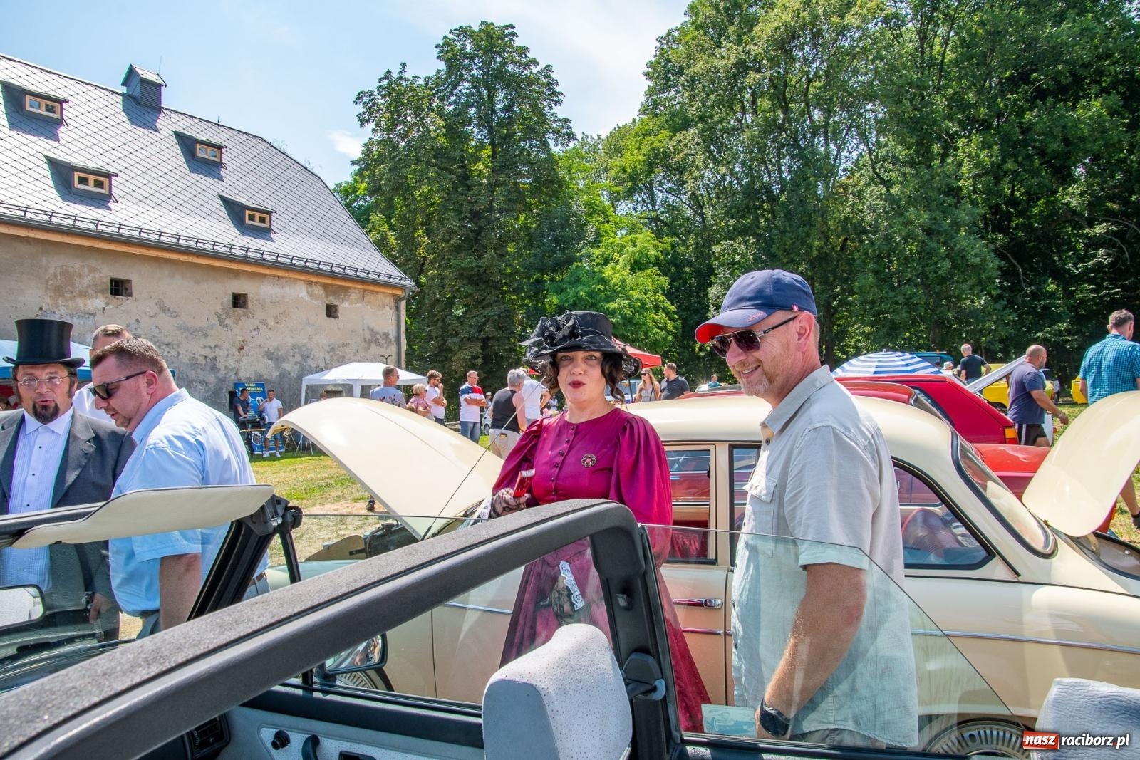 Zdjęcie w galerii na portalu naszraciborz.pl: Historyczne pojazdy w historycznym miejscu. Zlot Pojazdów Zabytkowych w Sławikowie [FOTO i WIDEO] wiadomości z regionu