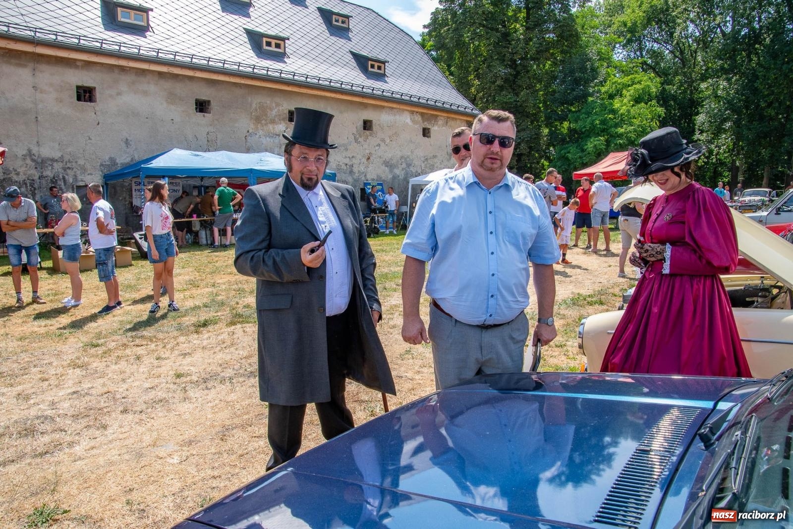 Zdjęcie w galerii na portalu naszraciborz.pl: Historyczne pojazdy w historycznym miejscu. Zlot Pojazdów Zabytkowych w Sławikowie [FOTO i WIDEO] wiadomości z regionu