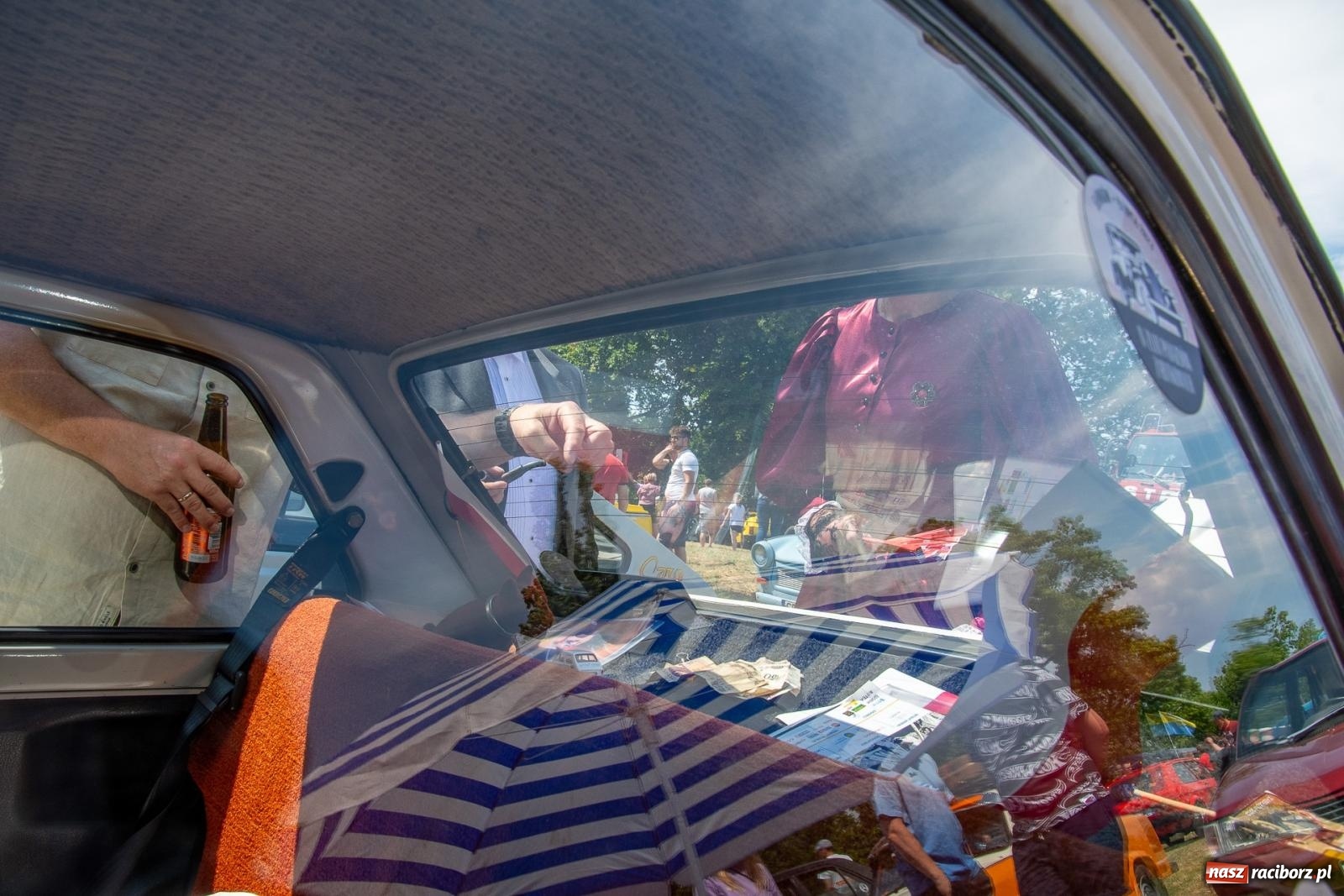 Zdjęcie w galerii na portalu naszraciborz.pl: Historyczne pojazdy w historycznym miejscu. Zlot Pojazdów Zabytkowych w Sławikowie [FOTO i WIDEO] wiadomości z regionu