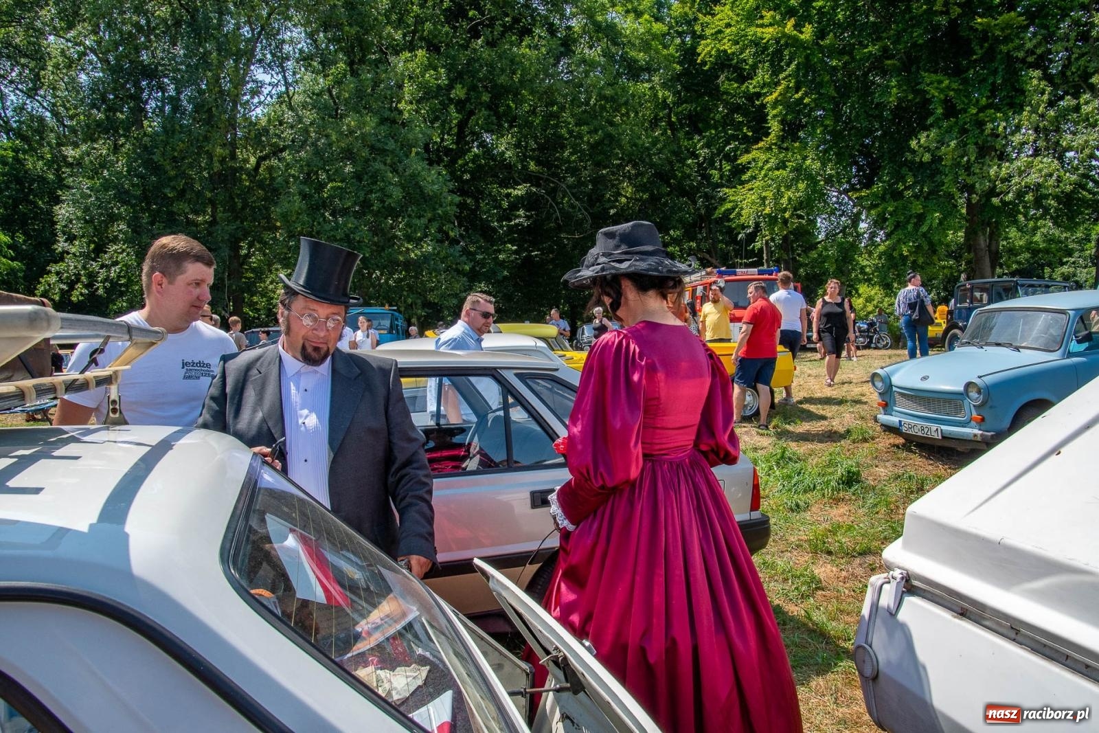 Zdjęcie w galerii na portalu naszraciborz.pl: Historyczne pojazdy w historycznym miejscu. Zlot Pojazdów Zabytkowych w Sławikowie [FOTO i WIDEO] wiadomości z regionu
