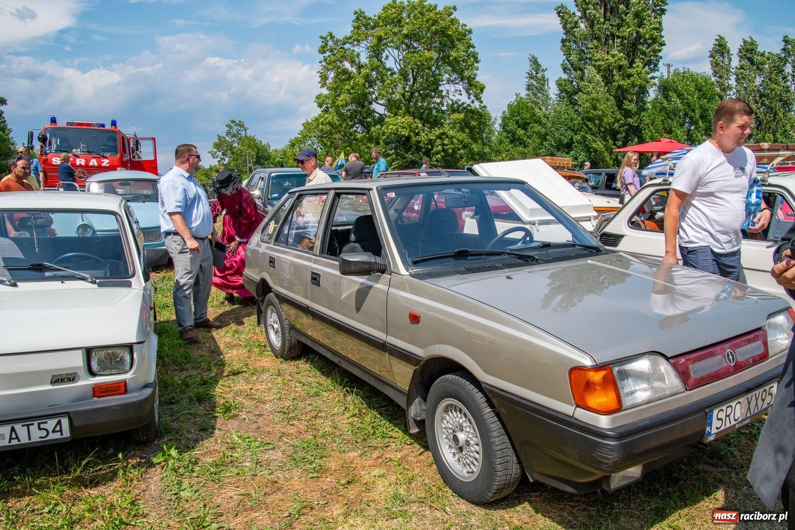 Zdjęcie w galerii na portalu naszraciborz.pl: Historyczne pojazdy w historycznym miejscu. Zlot Pojazdów Zabytkowych w Sławikowie [FOTO i WIDEO] wiadomości z regionu